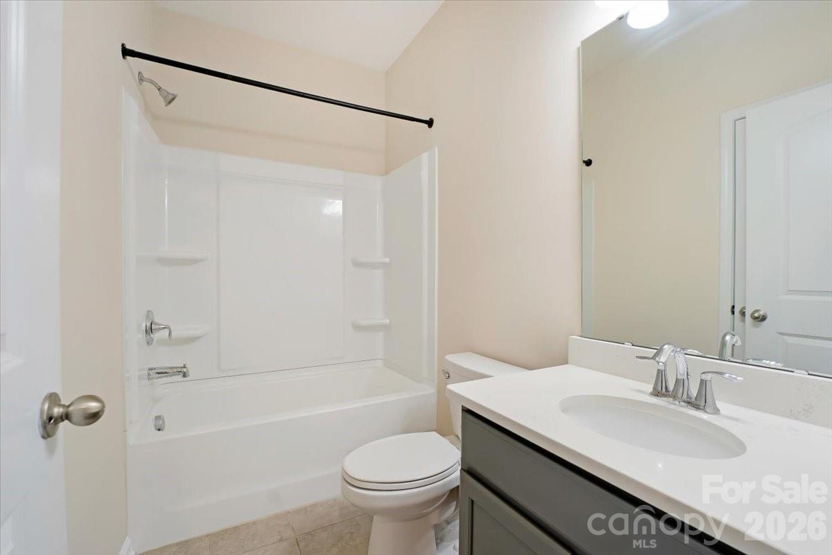 Main level full bath - 15505 Davidson East Drive, Davidson
