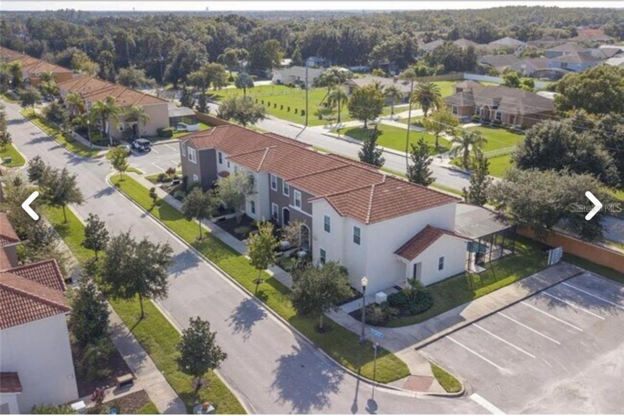1050 LAS FUENTES DR