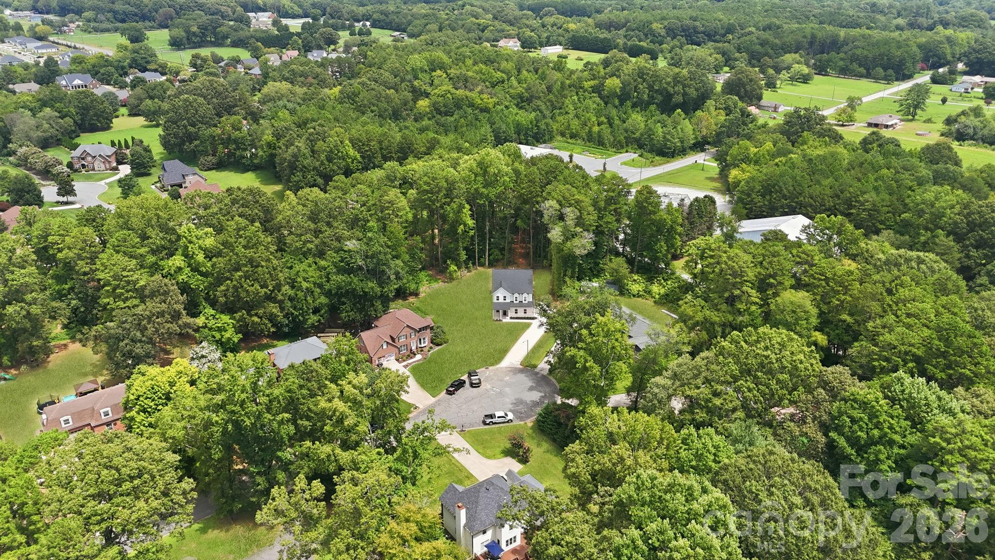 Set on a huge, 1-acre cul-de-sac lot just minutes away from charming Historic Downtown, picturesque Country Club of Salisbury, and tons of restaurants/shops/public parks. - 612 Camelot Drive, Salisbury