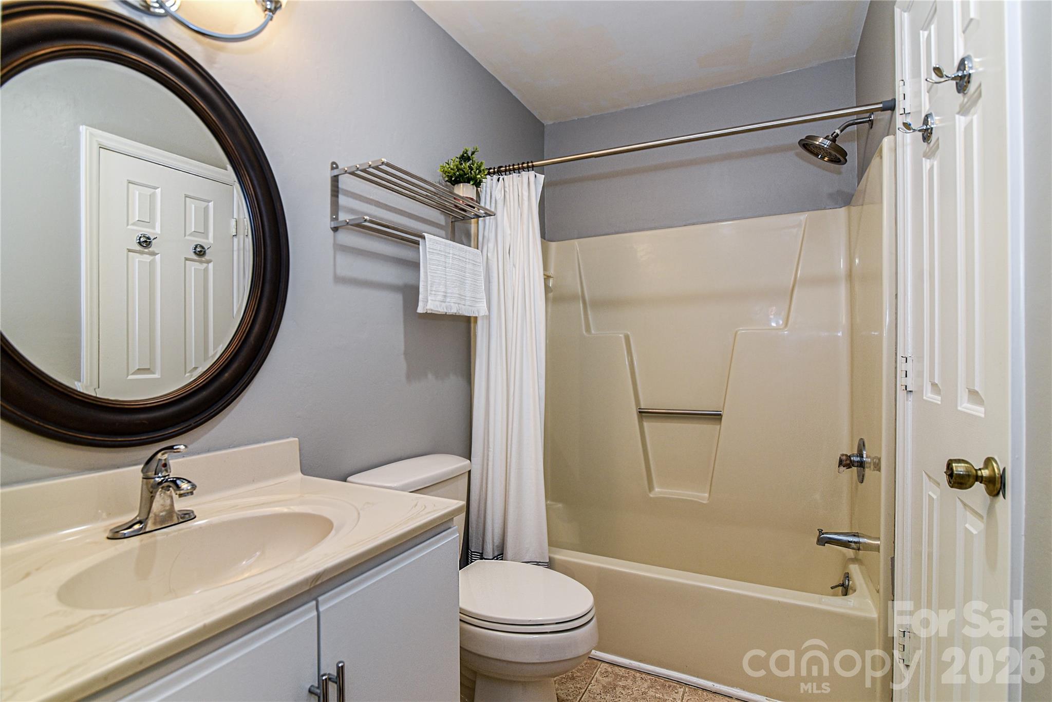 full bath - 110 Heywood Road, Arden
