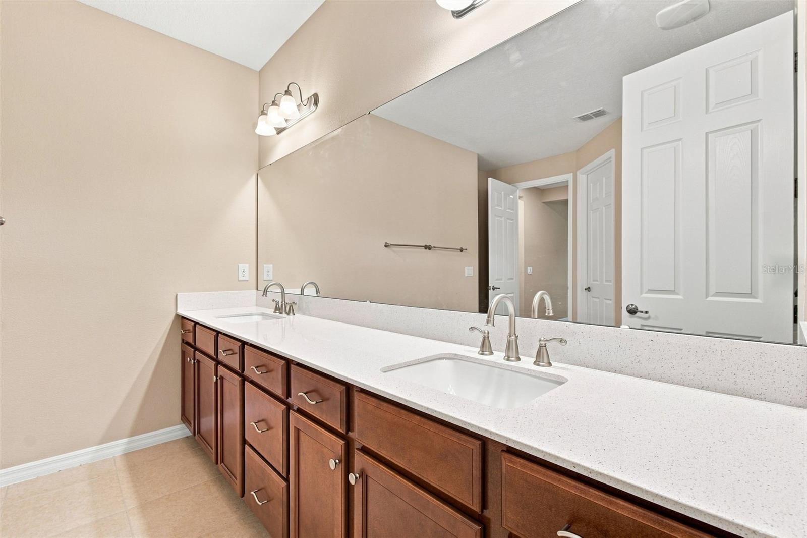 double sinks - 163 OLYMPUS WAY, KISSIMMEE