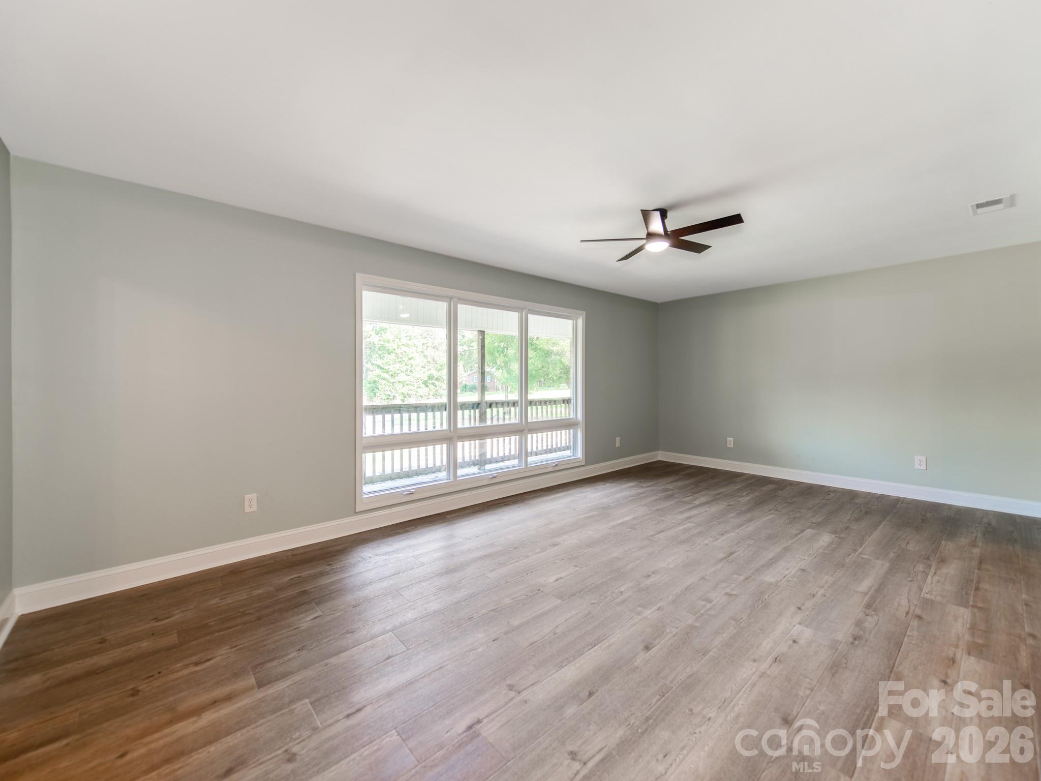 Family room with X- large windows - 3072 Bethany Street, Claremont