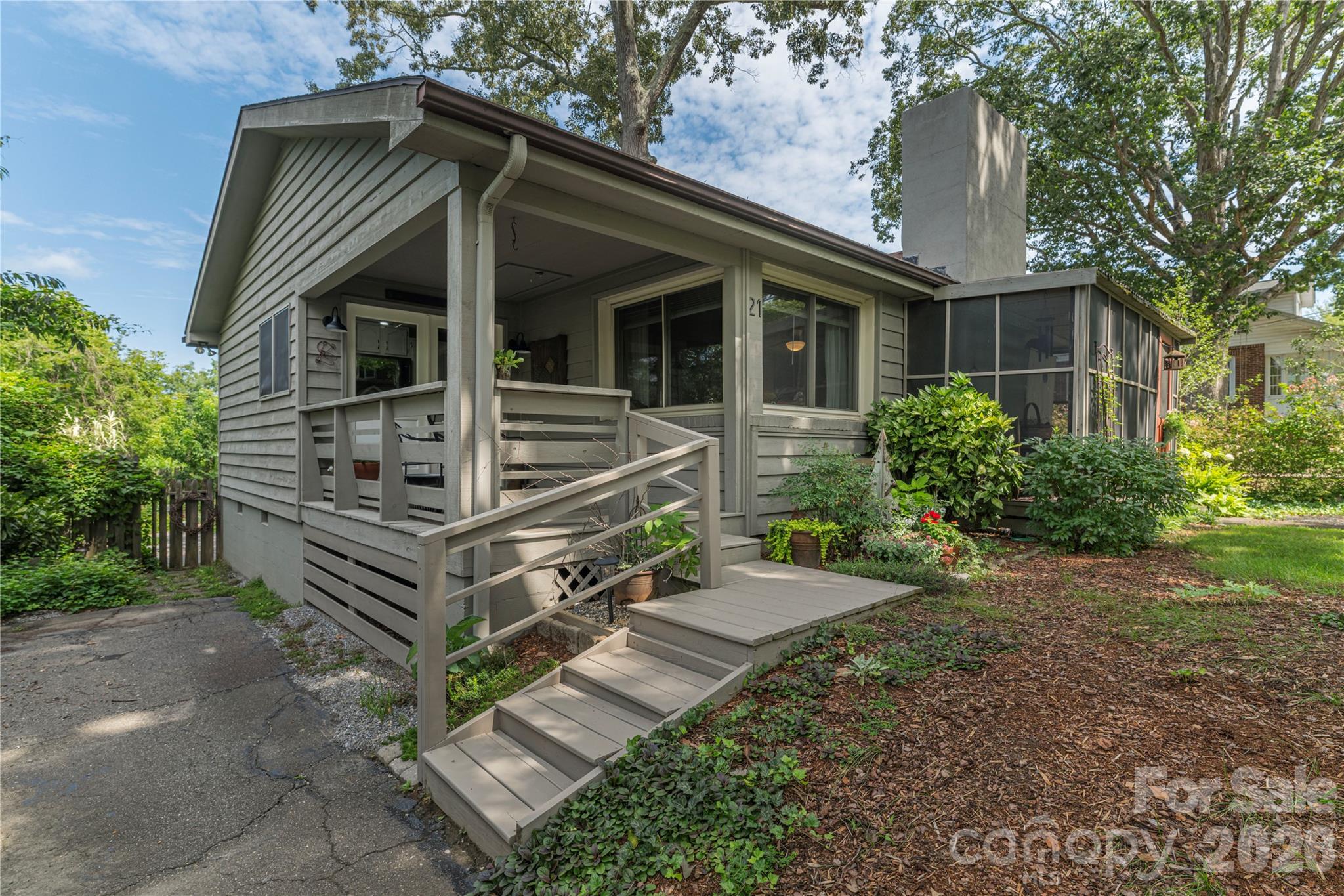 Single Family Residence at 21 Lincoln Avenue, Asheville, photo 2 of 32