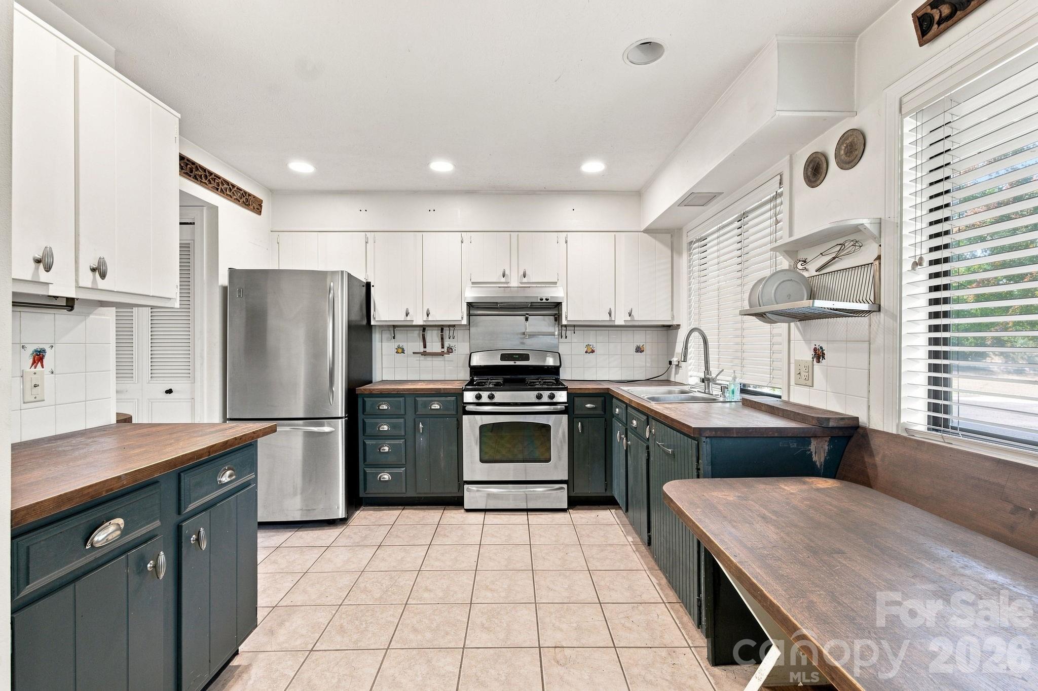 Condominium at 98 Laurelwood Circle W, Hendersonville, photo 8 of 24