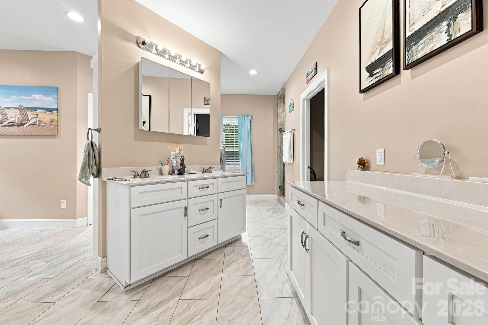 Beautiful luxury ensuite bathroom - 295 Idlewood Drive, Marion