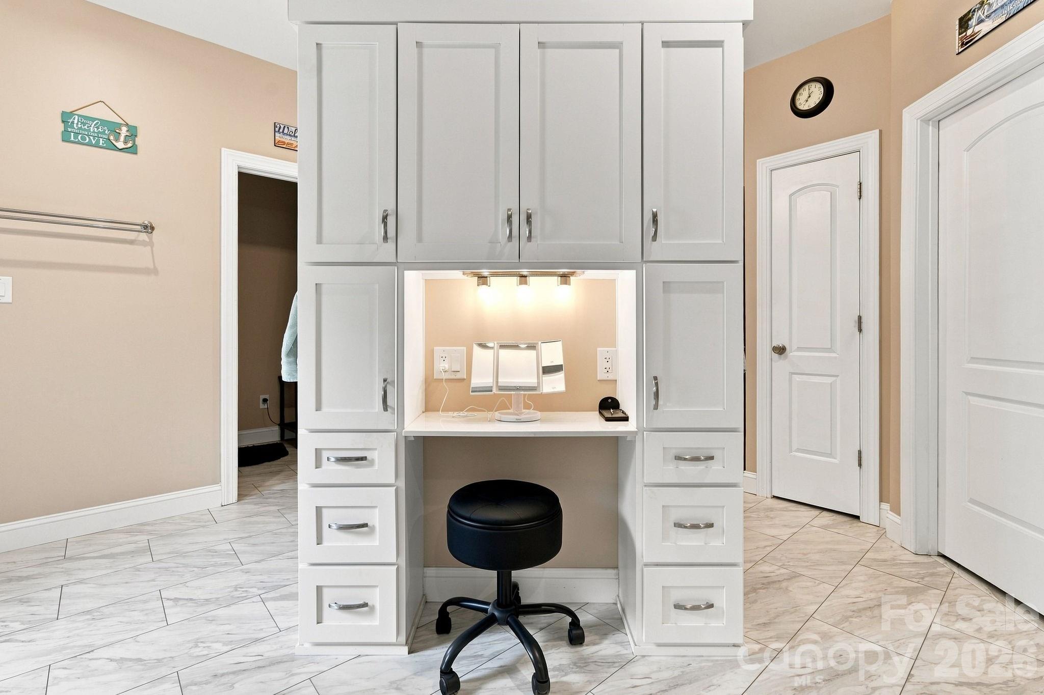 Well-lit center vanity - So cool - 295 Idlewood Drive, Marion