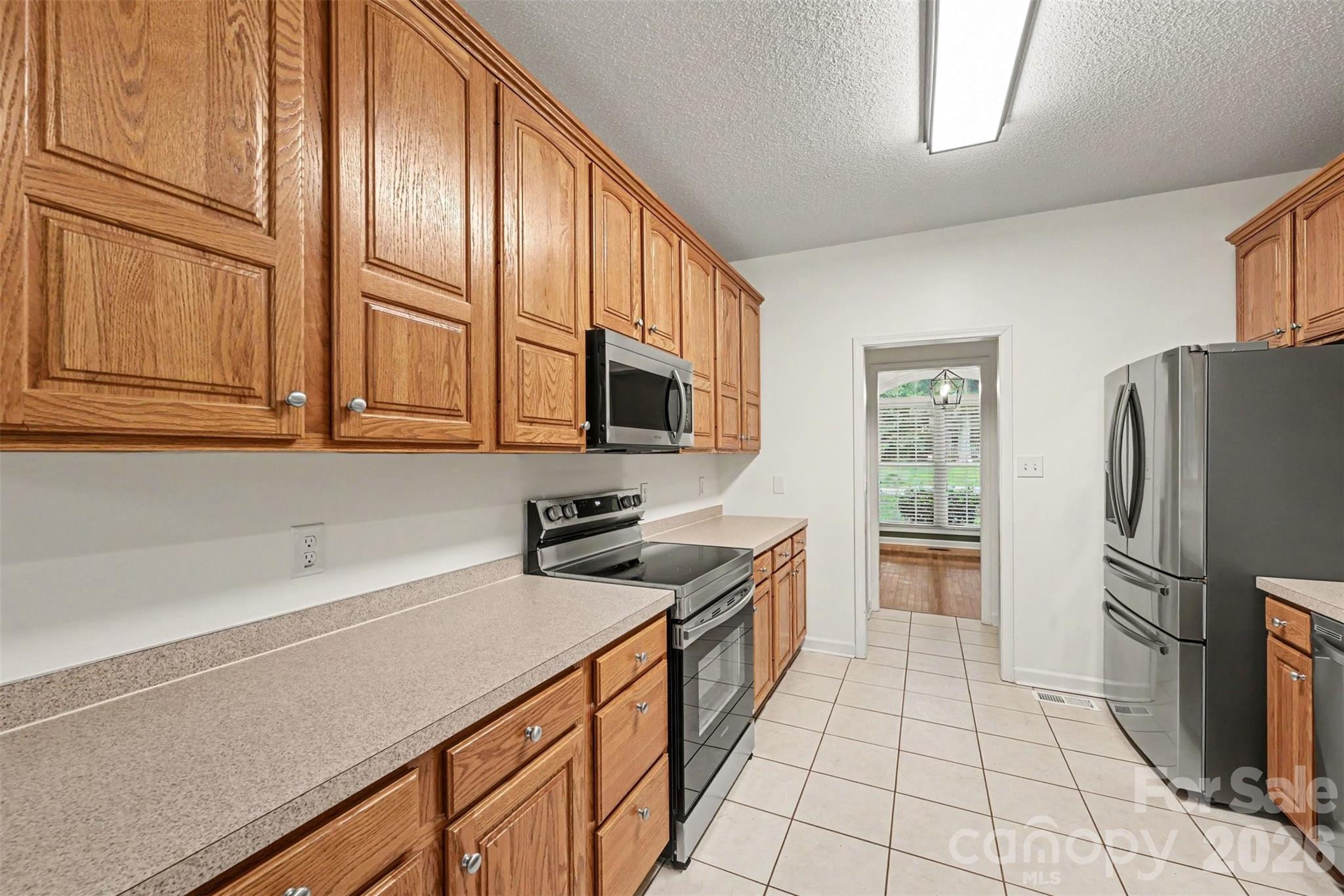 Kitchen with Appliances - 1928 Twin Ponds Drive, Hickory