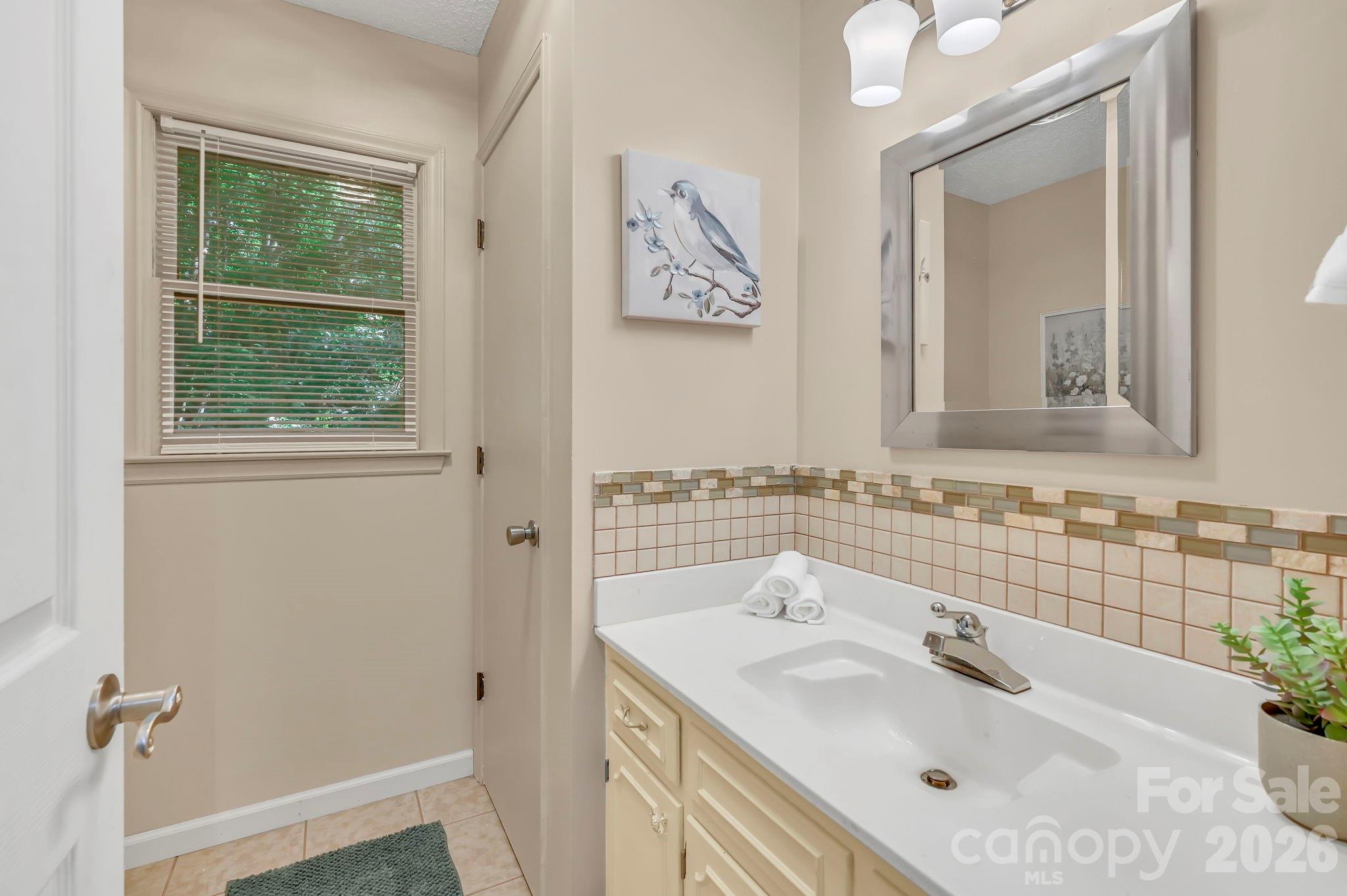 Upstairs Full Bath - 426 Meadowood Lane, Burnsville