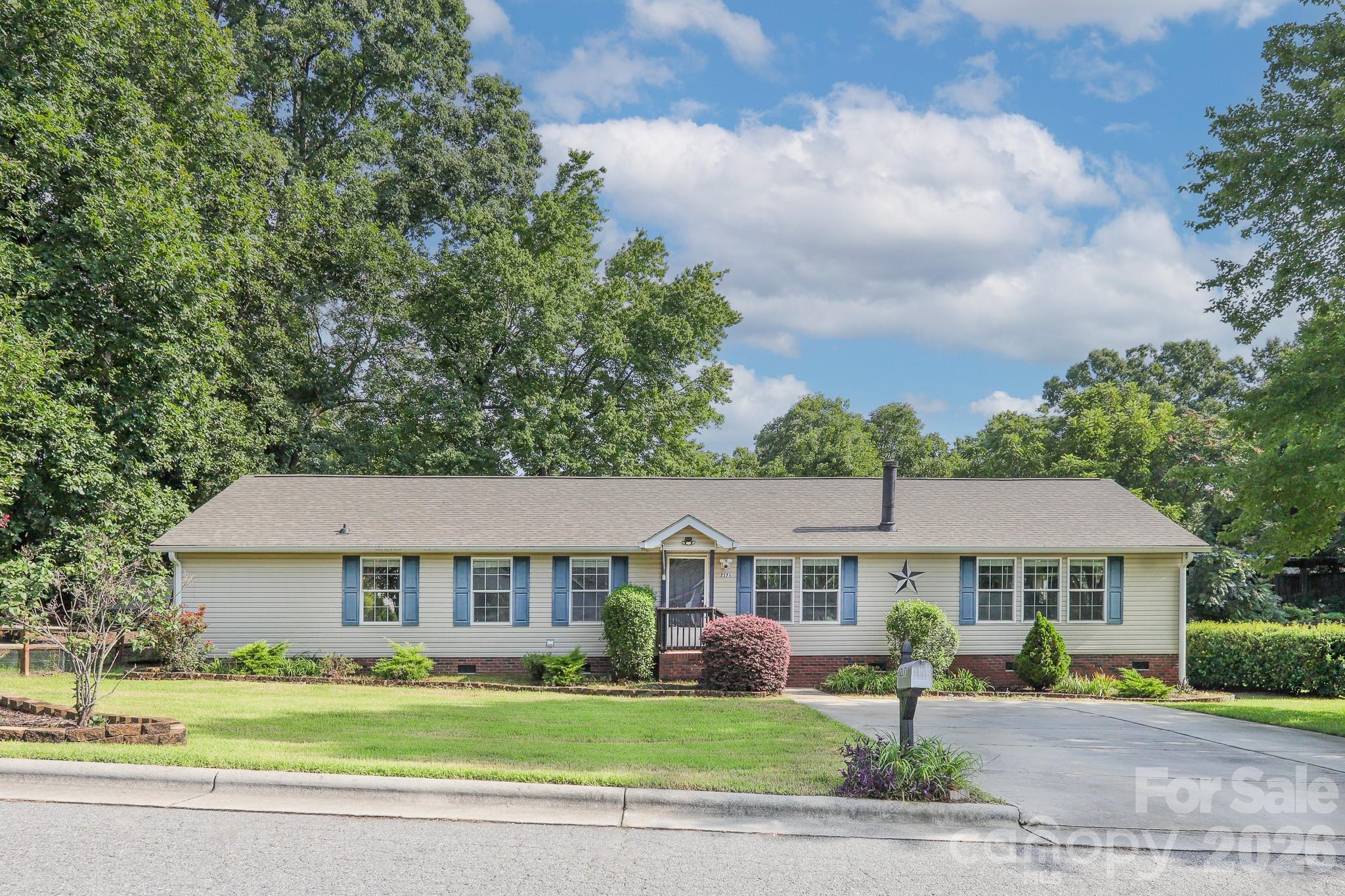 Single Family Residence at 2171 Brantley Creek Drive, Kannapolis, photo 3 of 20