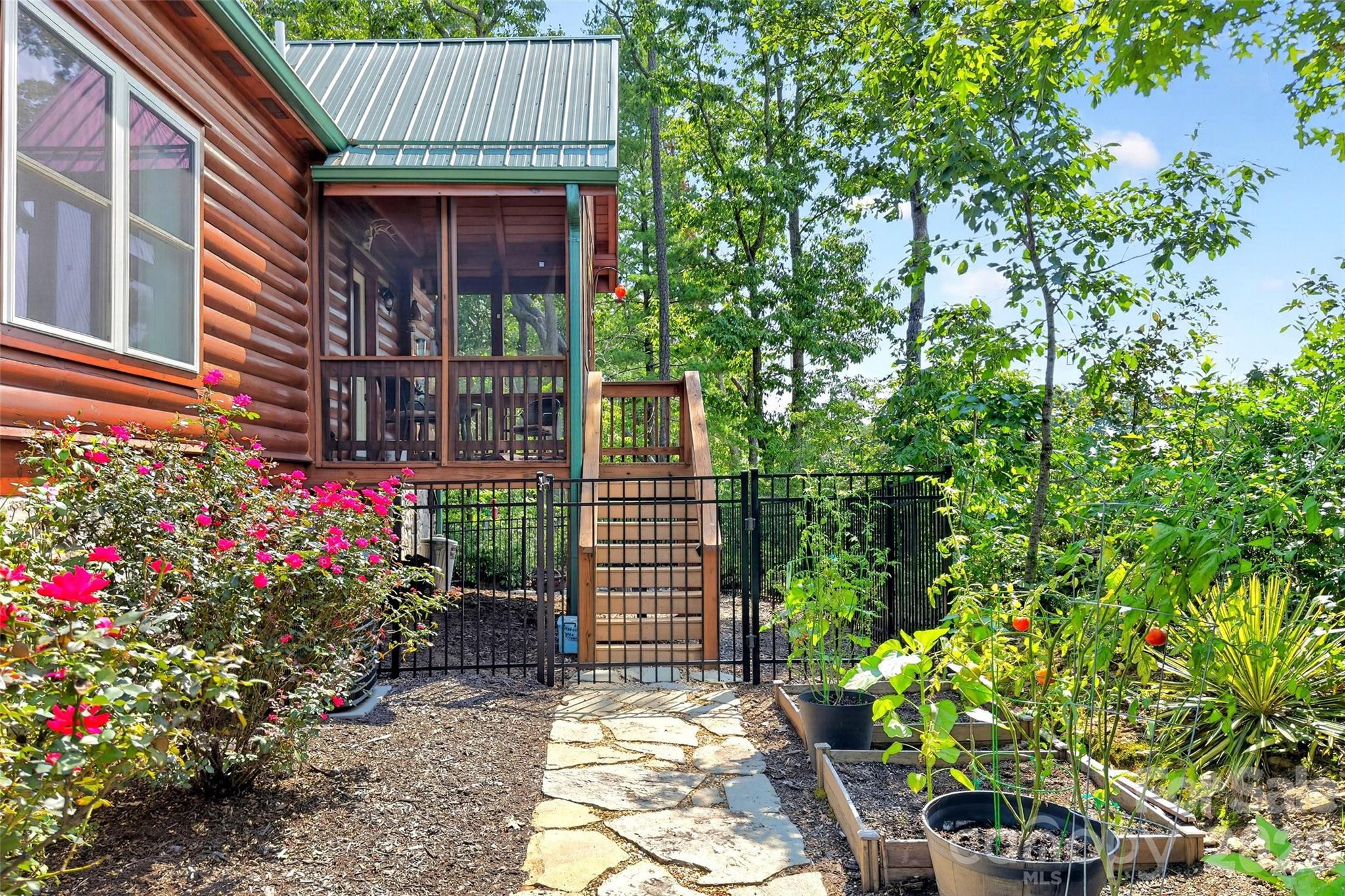 Covered Back Porch - 96 Boysenberry Drive, Nebo