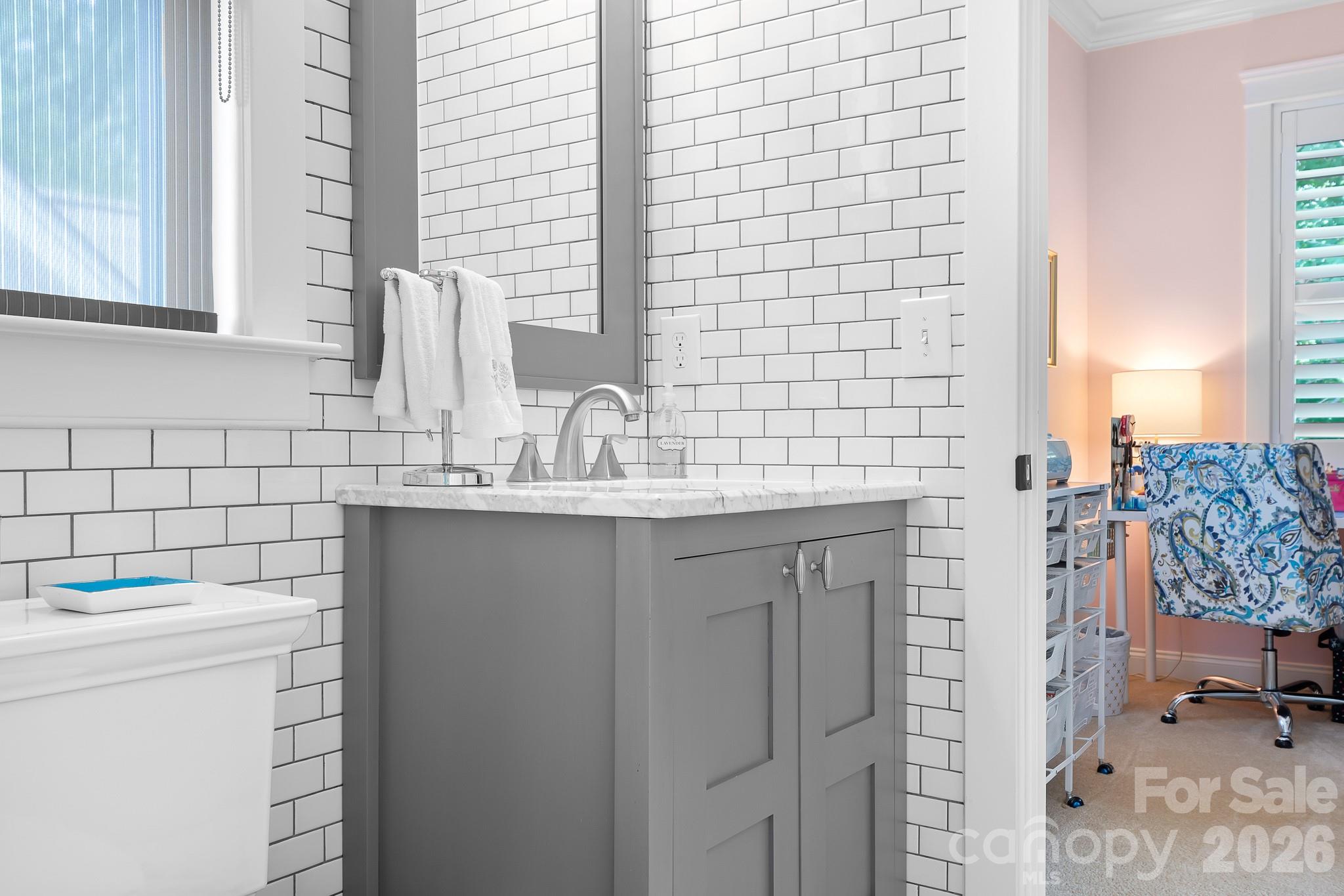 Jack and Jill bath between secondary bedrooms. - 17525 Calverton Road, Huntersville