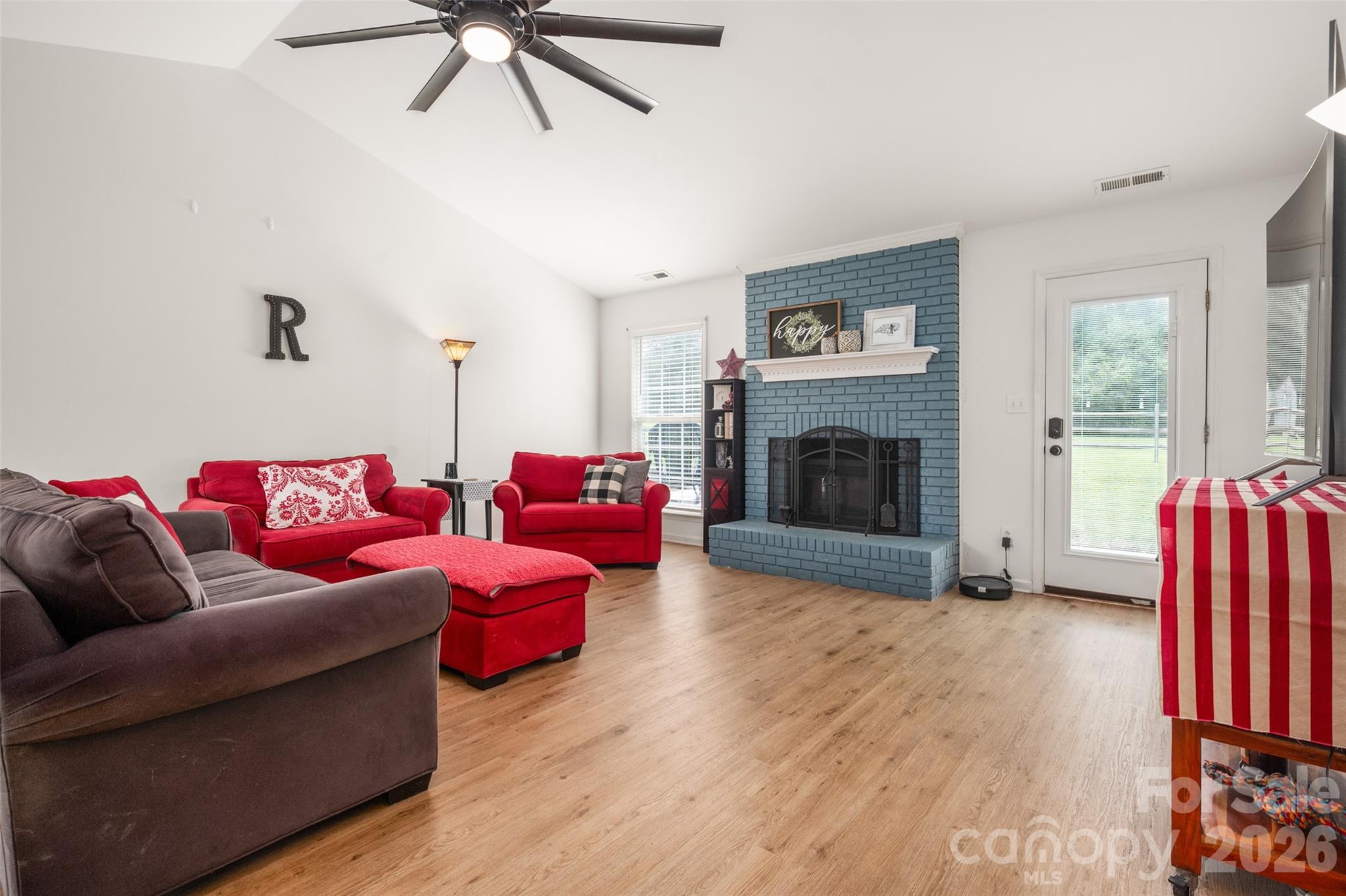 Vaulted greatroom - 3209 Monte Drive, Monroe