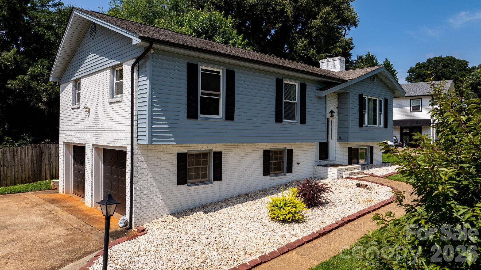 Single Family Residence at 1197 Zion Church Road, Hickory, photo 2 of 28