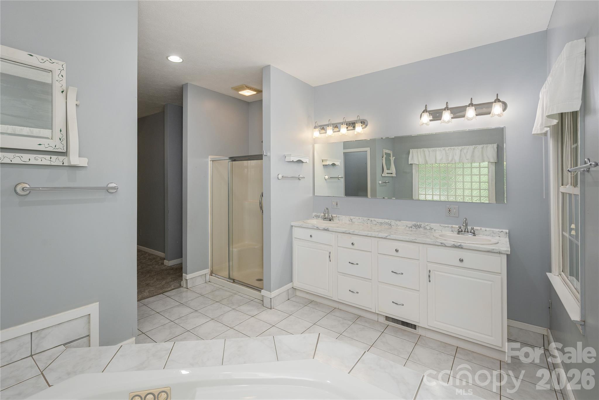 Primary en suite bath - 1043 Berea Church Road, Hendersonville