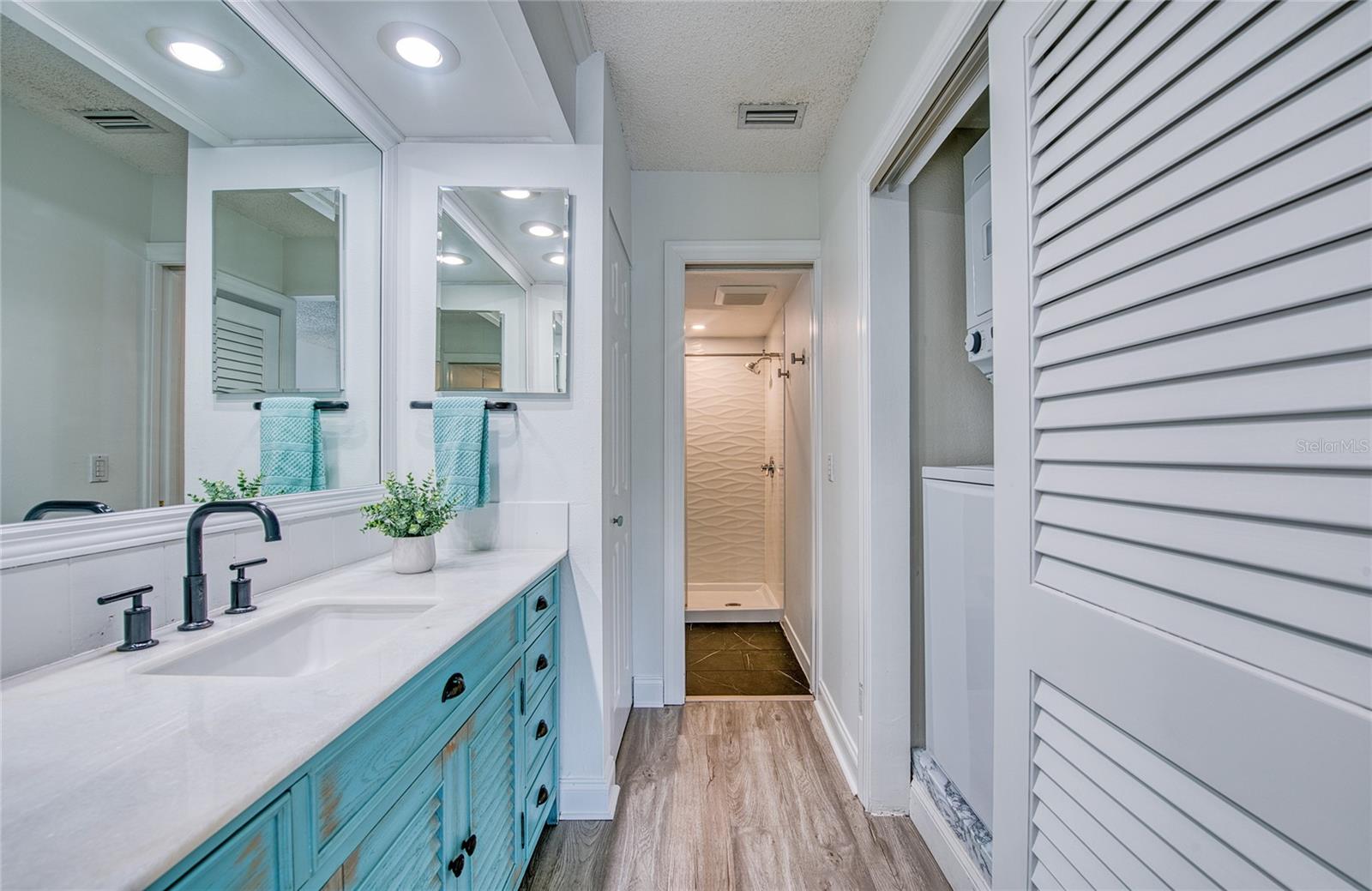 Downstairs in-suite bathroom - 1328 PELICAN CREEK XING #D, ST PETERSBURG