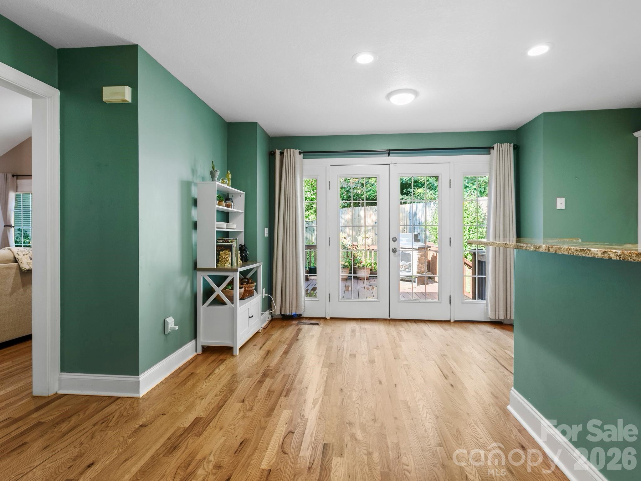 kitchen and breakfast area - 306 Golden Hawk Trail, Asheville