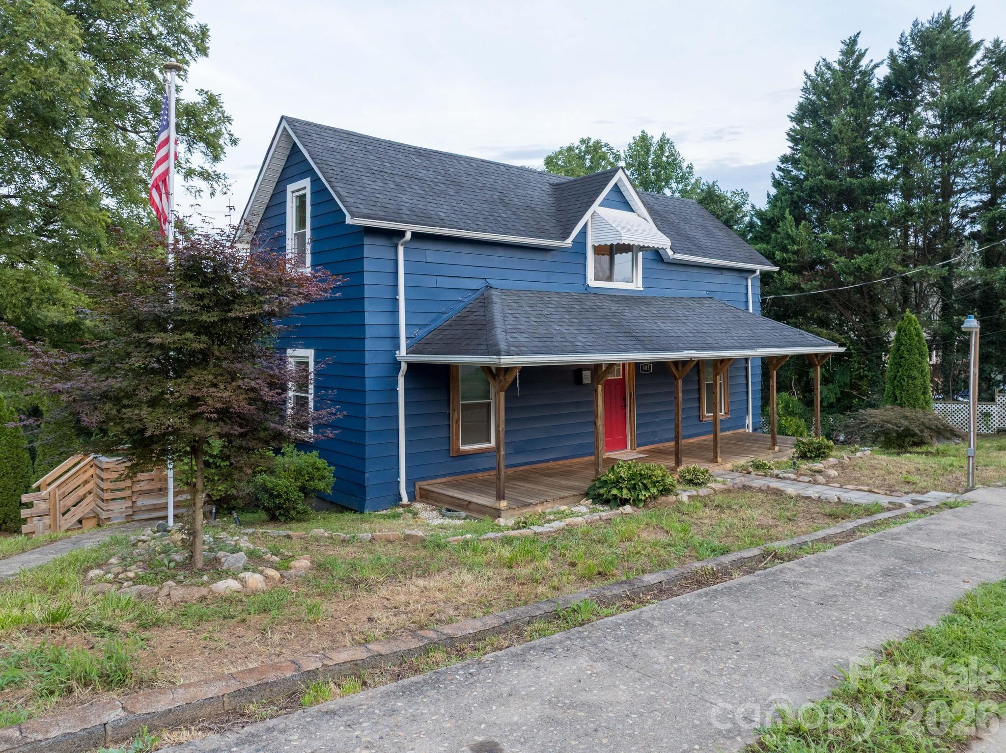 Single Family Residence at 403 SW Spruce Street SW, Lenoir, photo 3 of 32