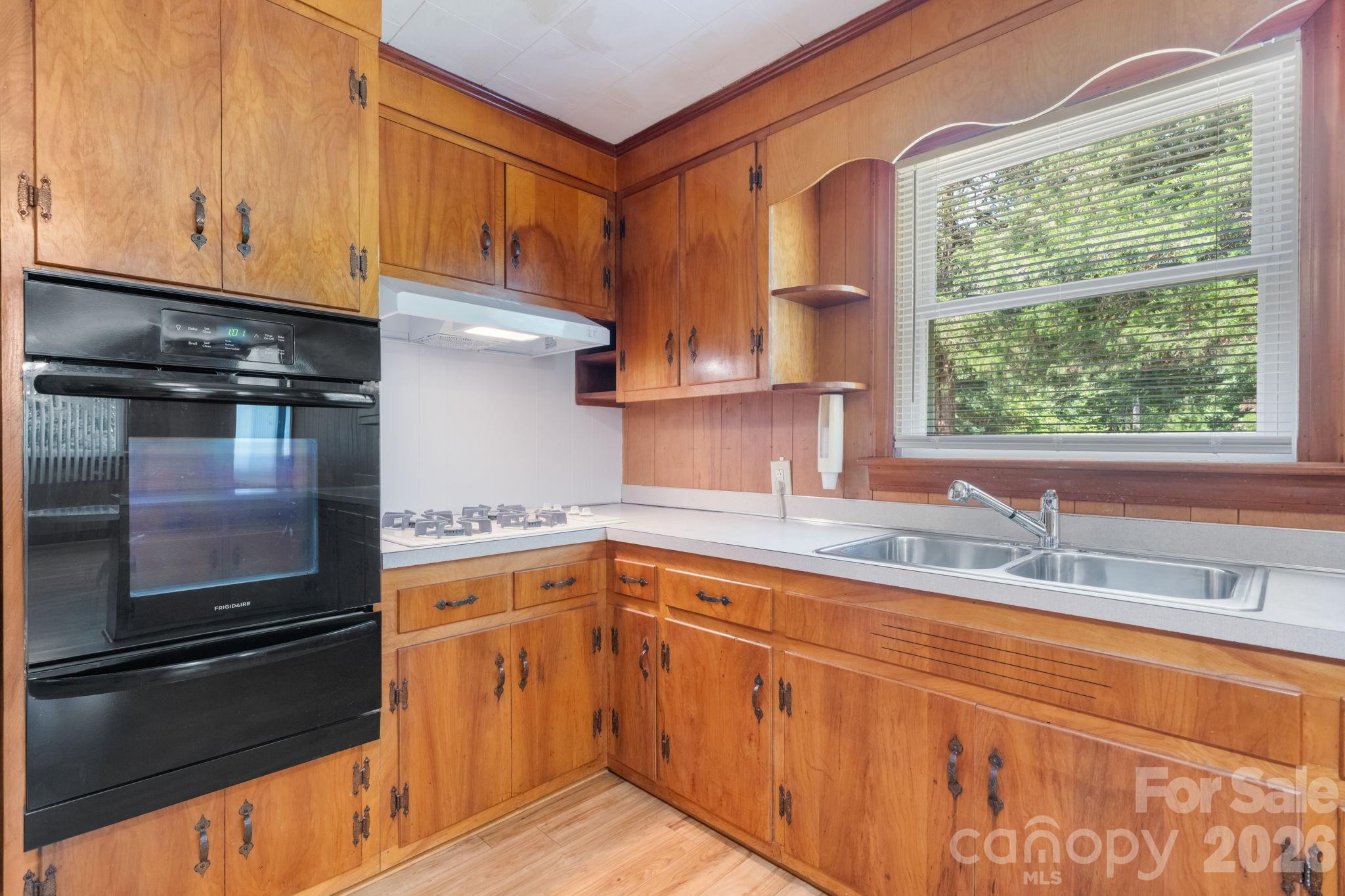 Natural Gas Cooktop and Electric Wall Oven - 4370 Dynasty Lane, Hudson