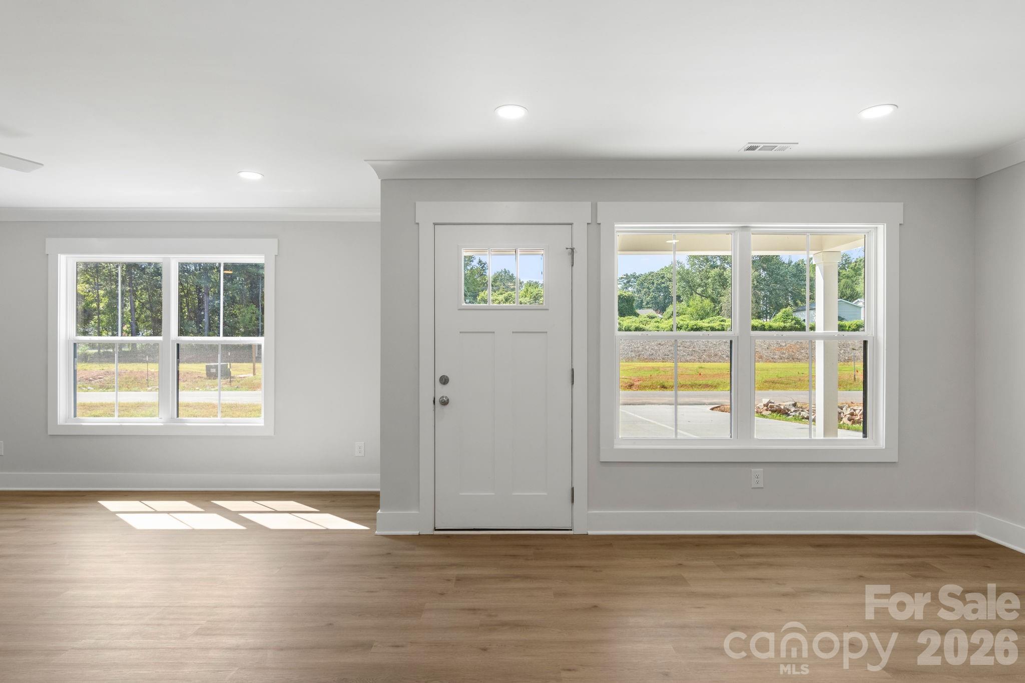 Great natural light! - 145 McCorkle Street, York