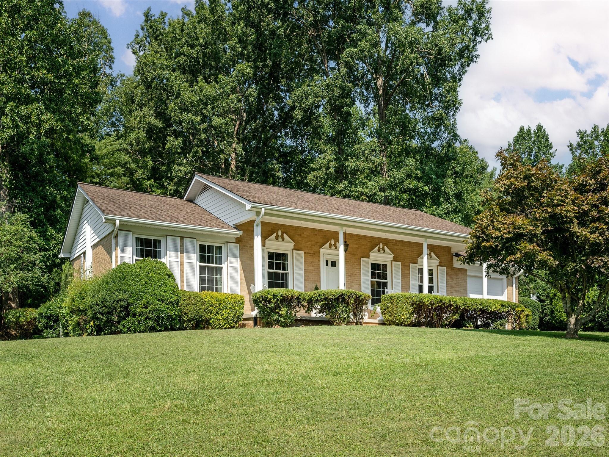 Single Family Residence at 303 Tree Haven Boulevard, Hendersonville, photo 2 of 33