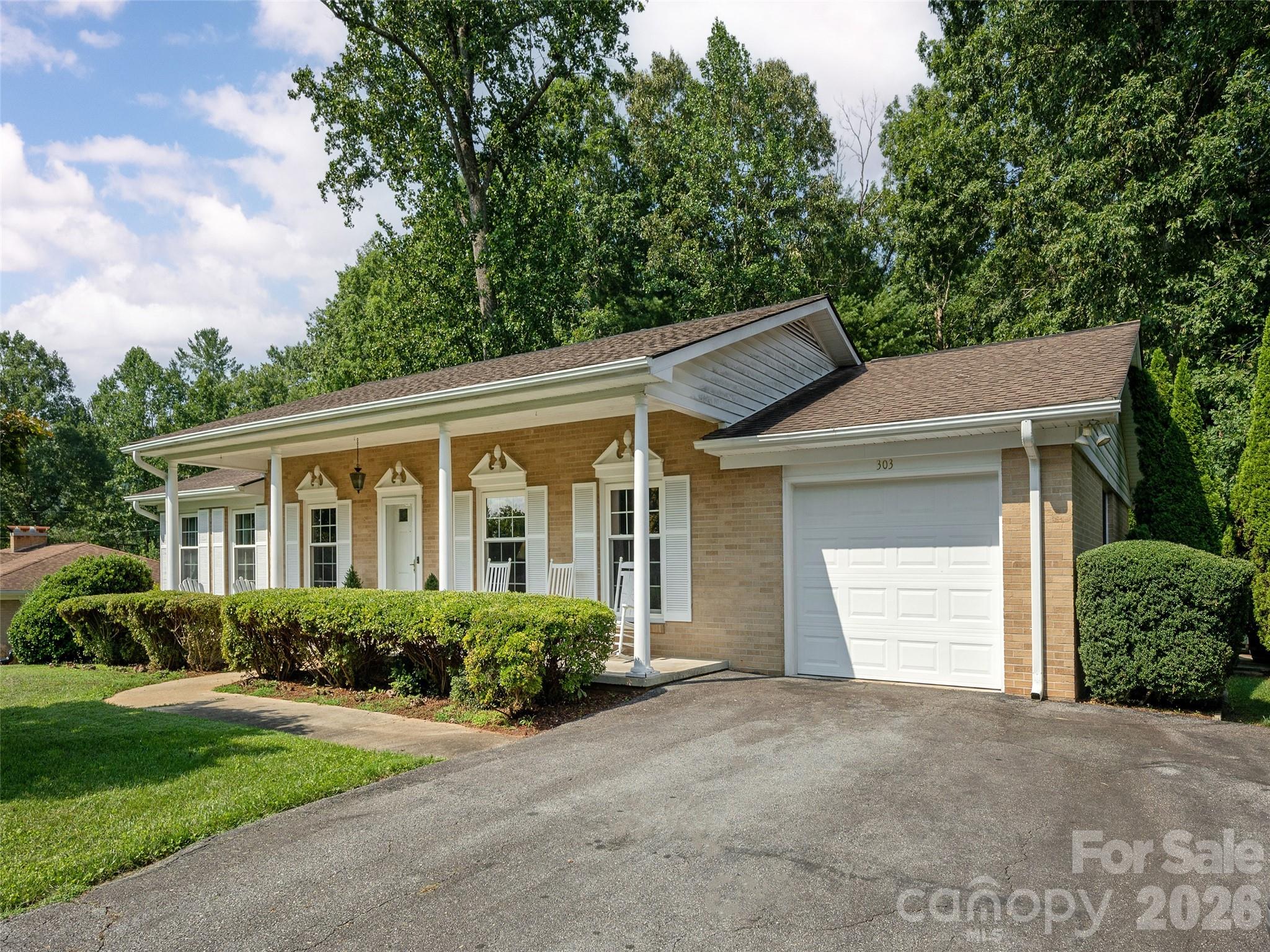 Single Family Residence at 303 Tree Haven Boulevard, Hendersonville, photo 3 of 33