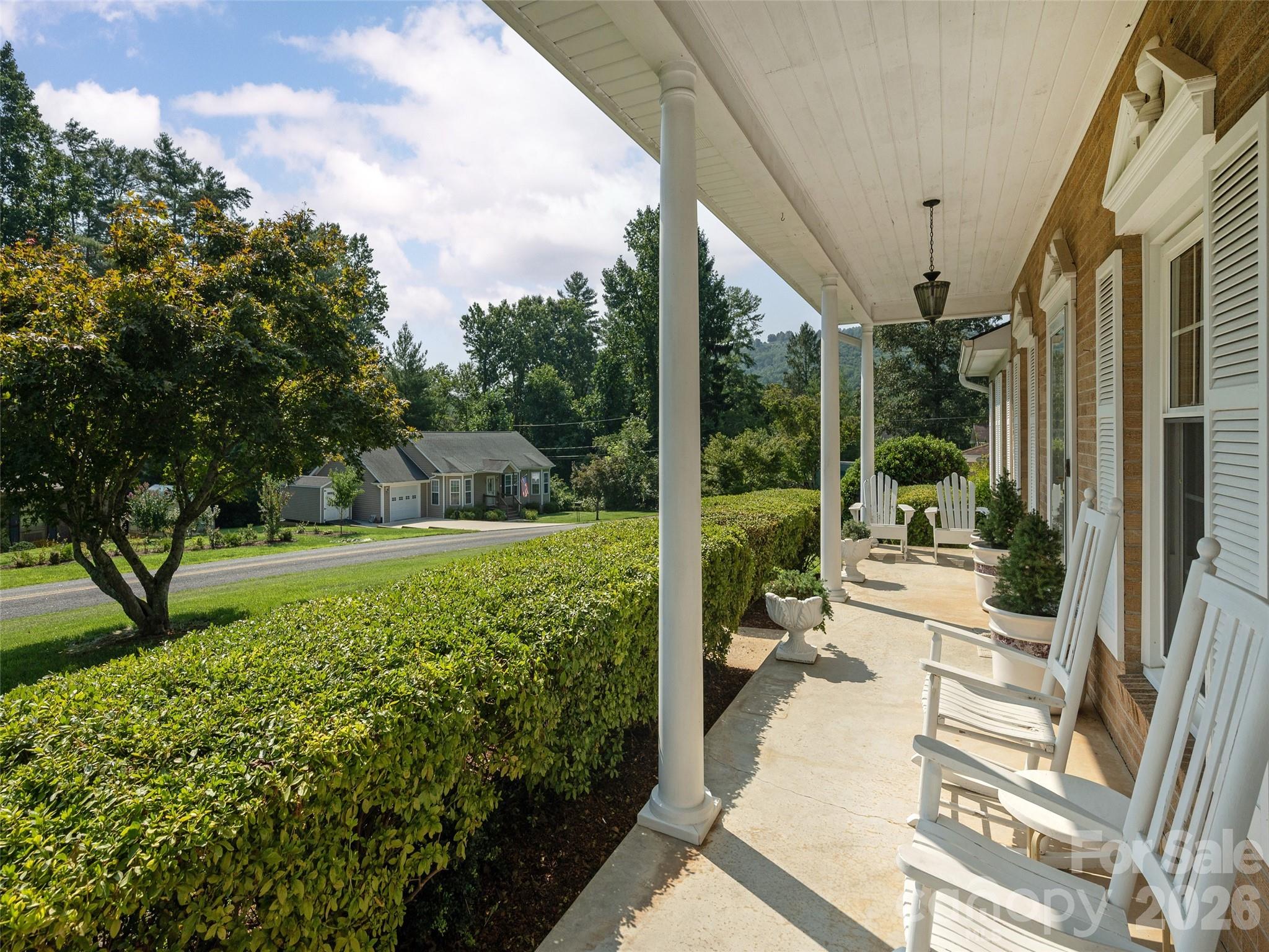 Single Family Residence at 303 Tree Haven Boulevard, Hendersonville, photo 5 of 33