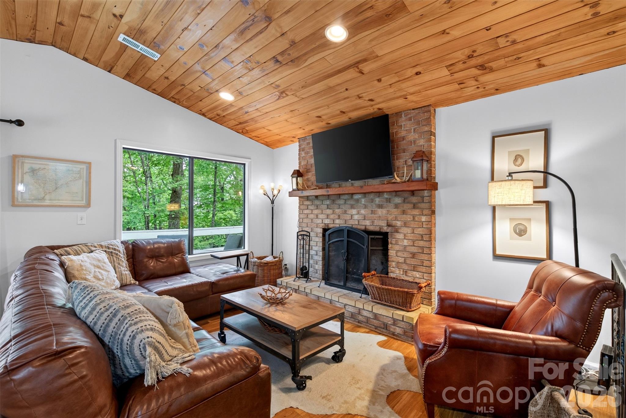 Single Family Residence at 2 Bear Rock Loop Road, Hendersonville, photo 7 of 30