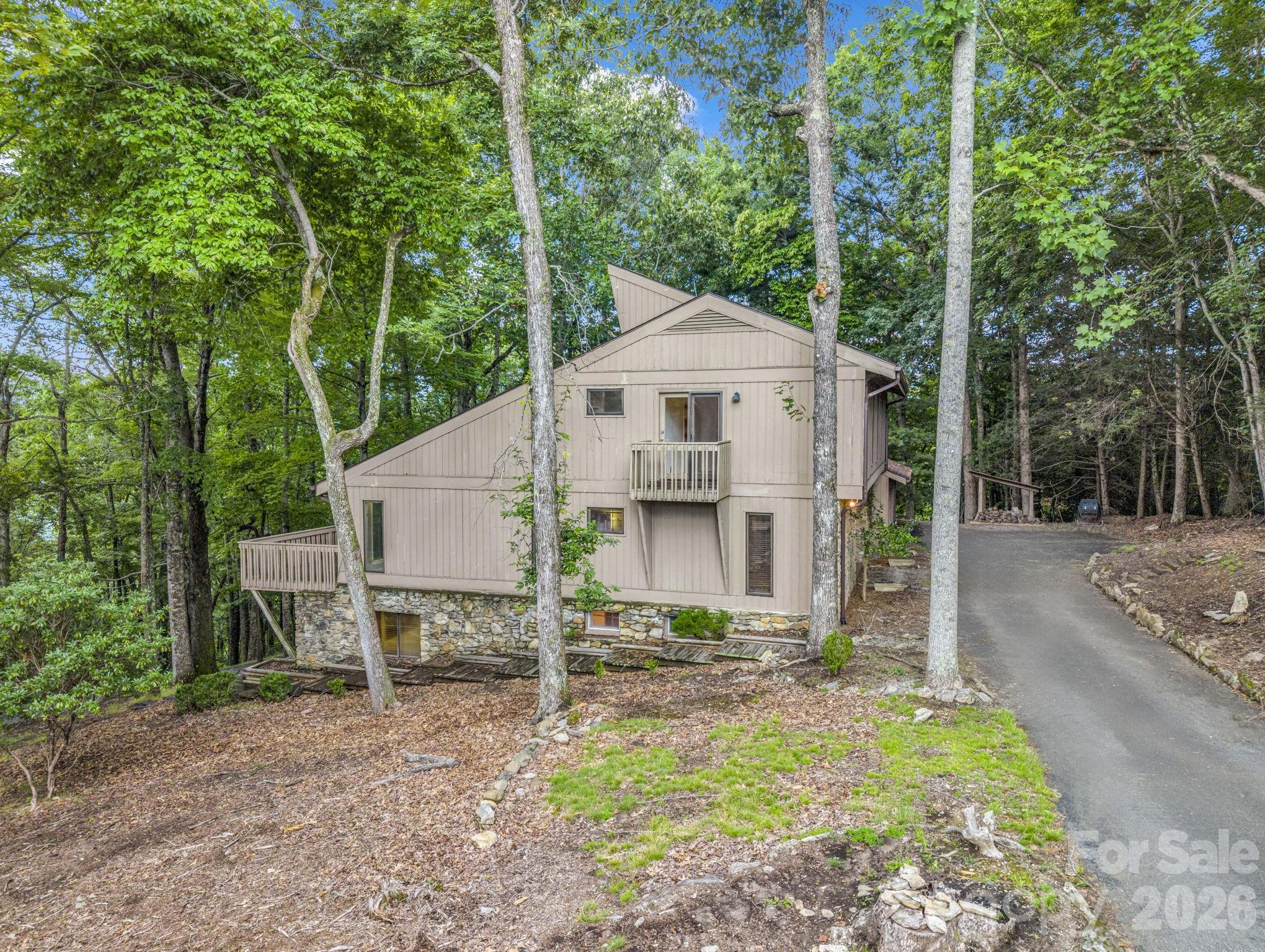 Approach to home, flat driveway, contemporary home - 10 Chestnut Ridge Road, Mills River