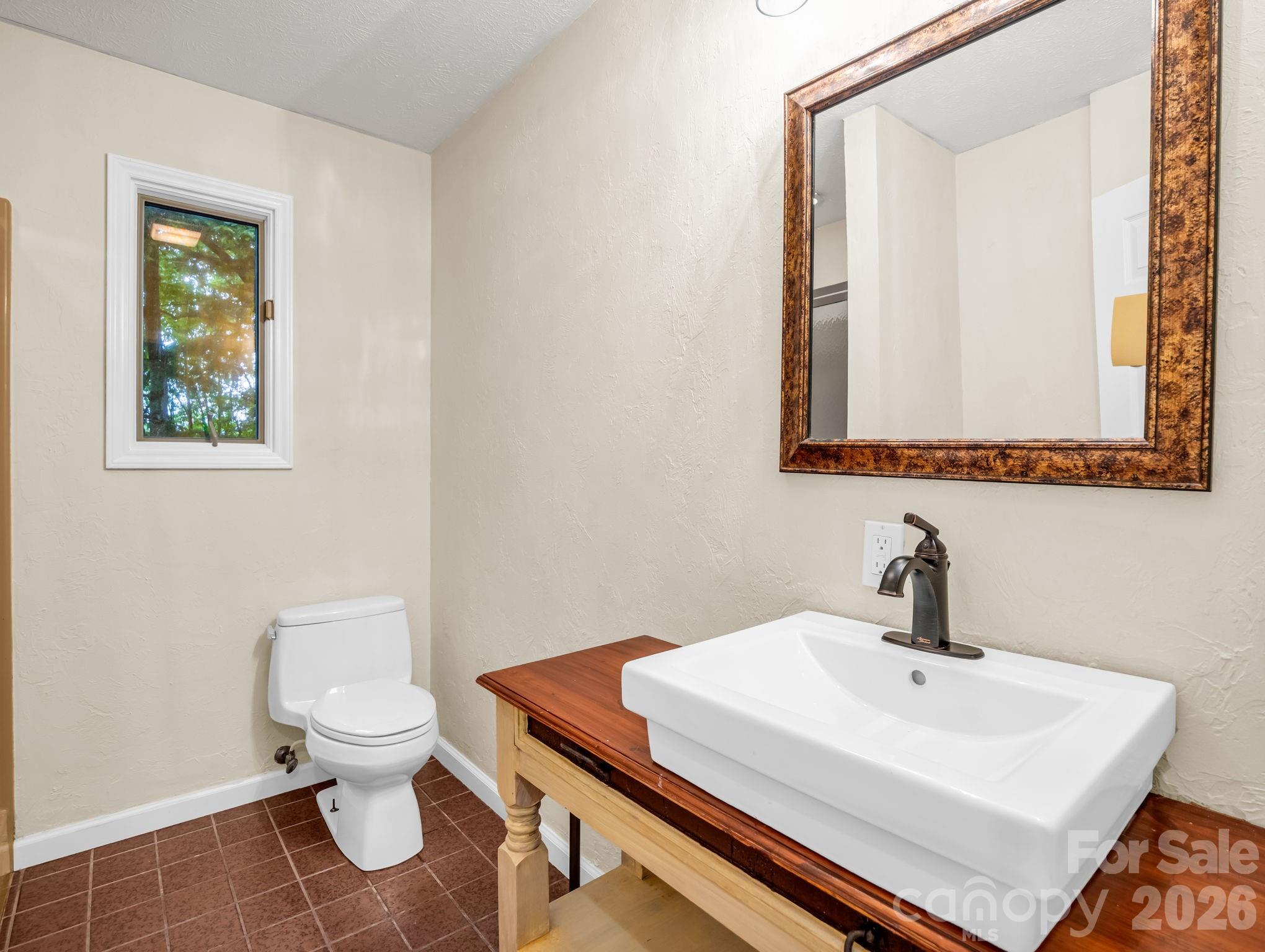 upper level guest FULL bath - 10 Chestnut Ridge Road, Mills River