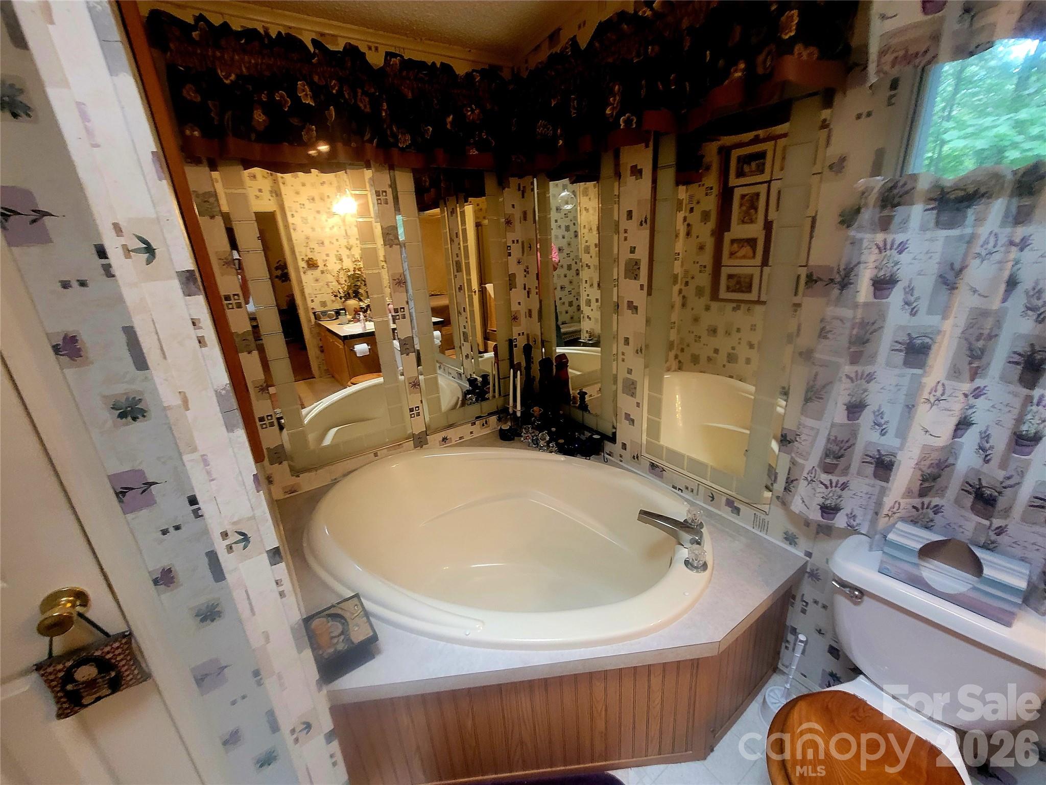 Ensuite primary full bathroom garden tub - 121 Sylvan Drive, Statesville