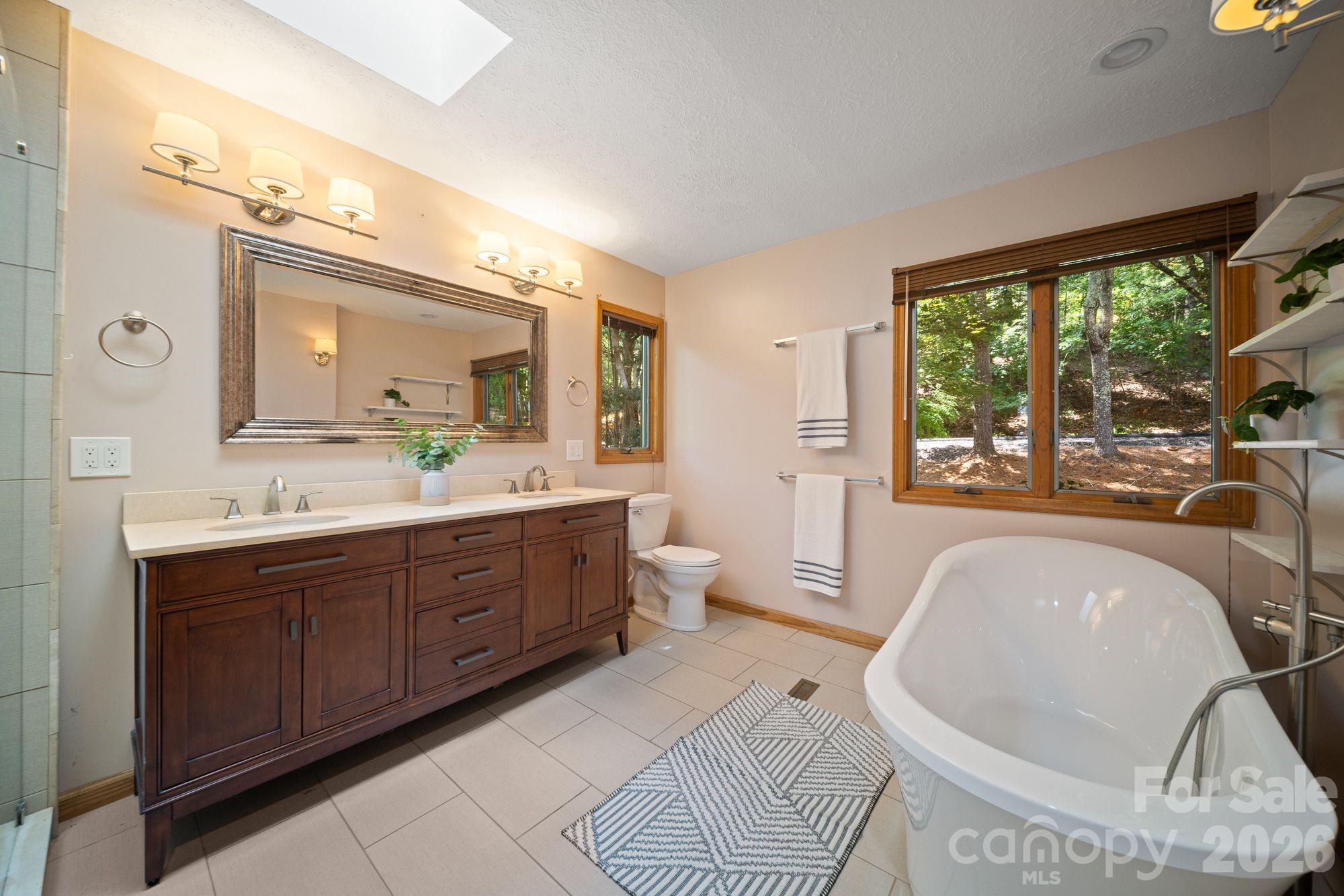 Main floor primary bath - 1105 High Vista Drive, Mills River