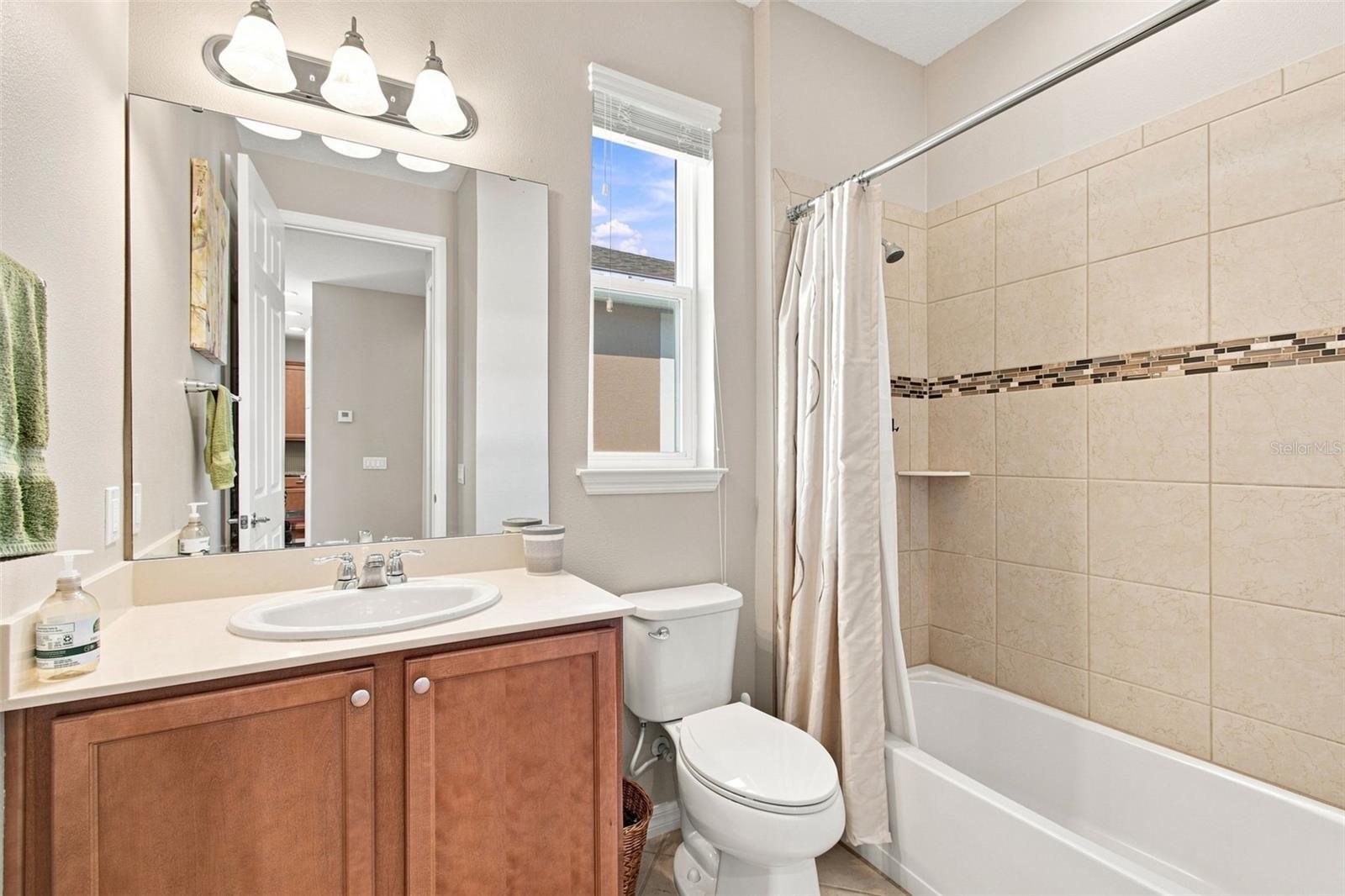 Guest bathroom - 1055 HARBOR RIDGE DR, KISSIMMEE