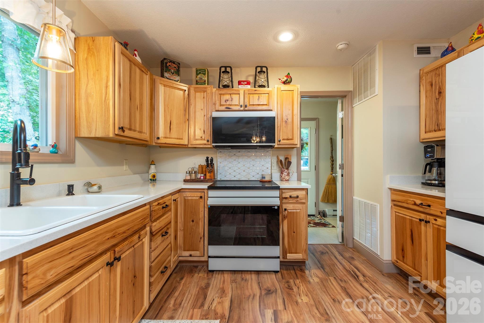 Beautiful kitchen with new Samsung appliances - 4895 Hudlow Road, Union Mills