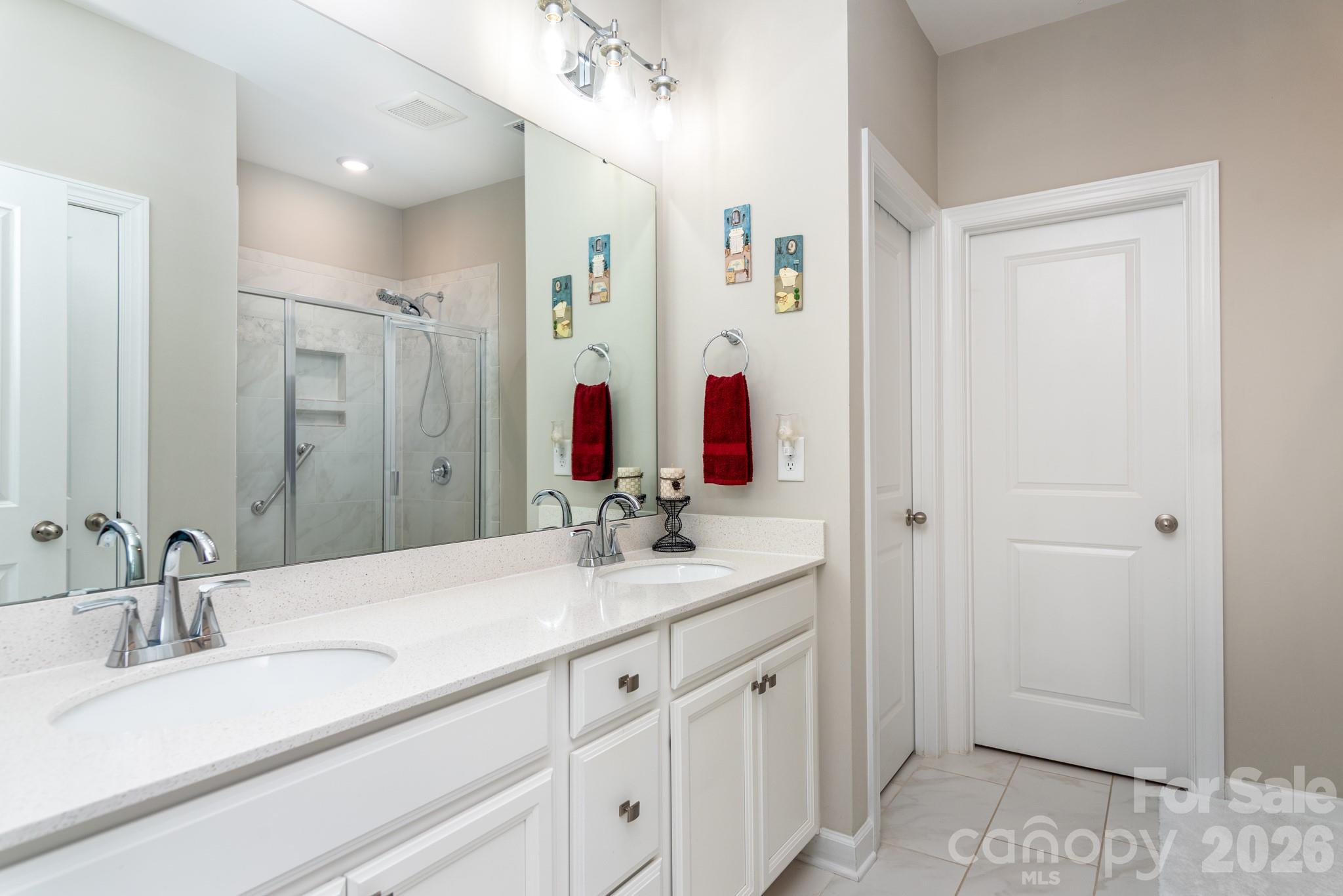 Quartz counters! - 5134 Turtle Creek Drive, Denver