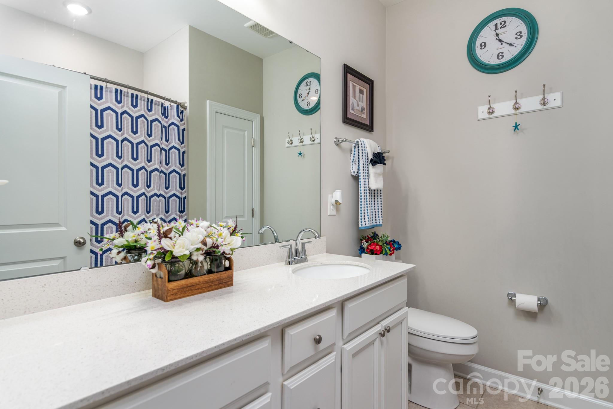 Guest bath - 5134 Turtle Creek Drive, Denver