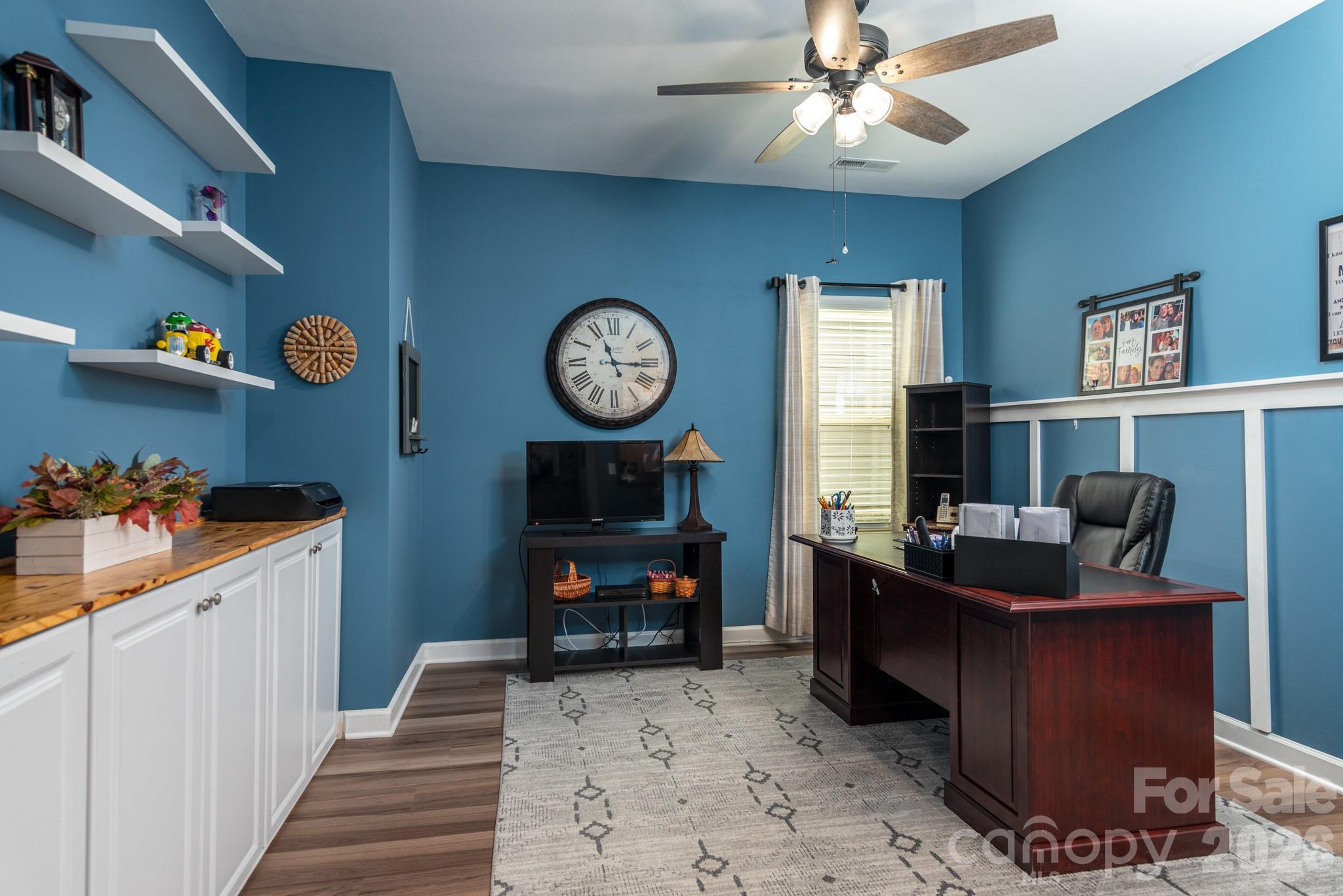 Large study/flex space with built in and floating shelves. - 5134 Turtle Creek Drive, Denver