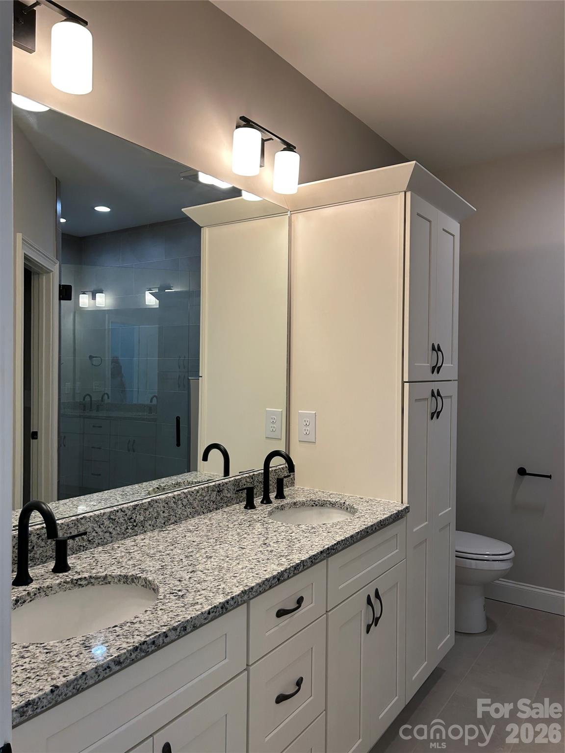 Master bath with 2 sinks. - 831-A Wynnshire Drive, Hickory