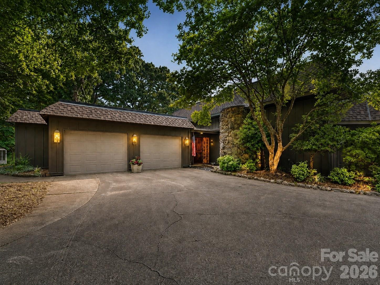 Double Garage - 4821 Elmhurst Drive NE, Hickory