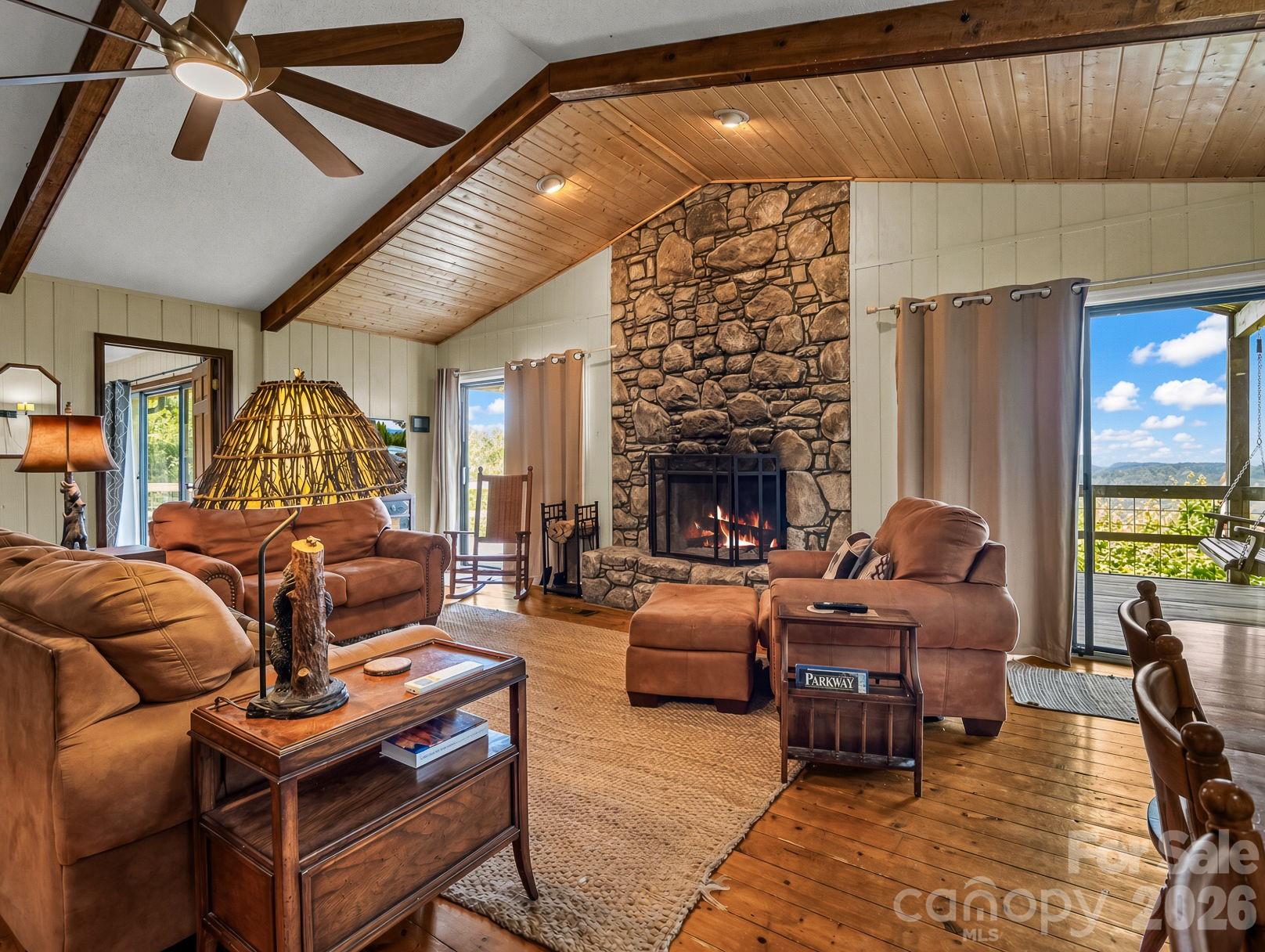 Living room with amazing views - 179 Sarvis Lane, Mars Hill