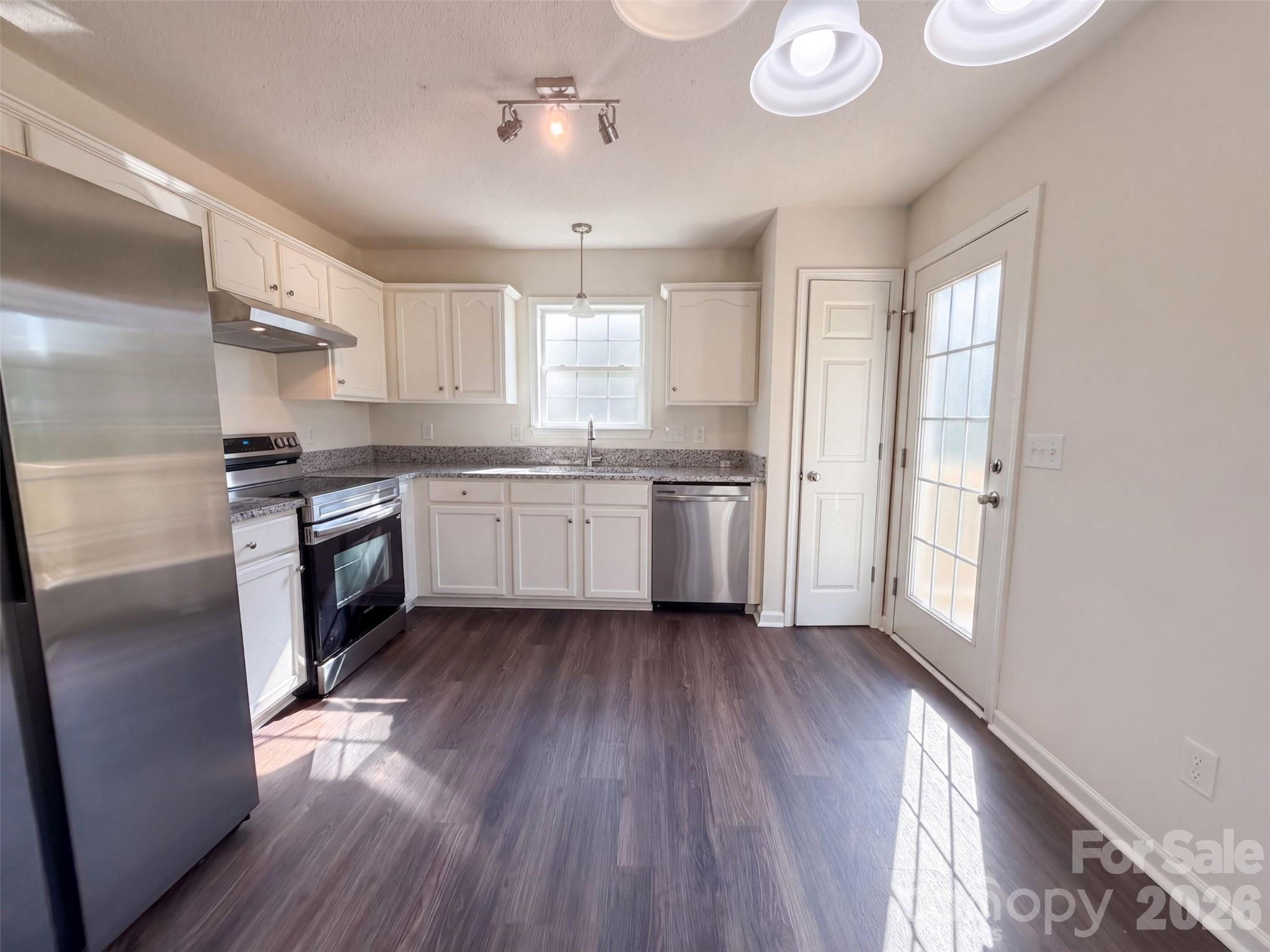 Single Family Residence at 1667 Oakview Way, Rock Hill, photo 3 of 15