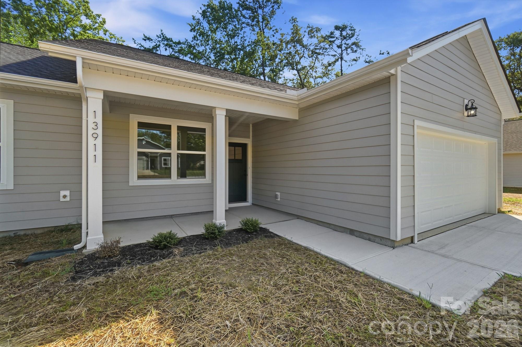 Single Family Residence at 13911 Stillwood Place, Matthews, photo 2 of 24