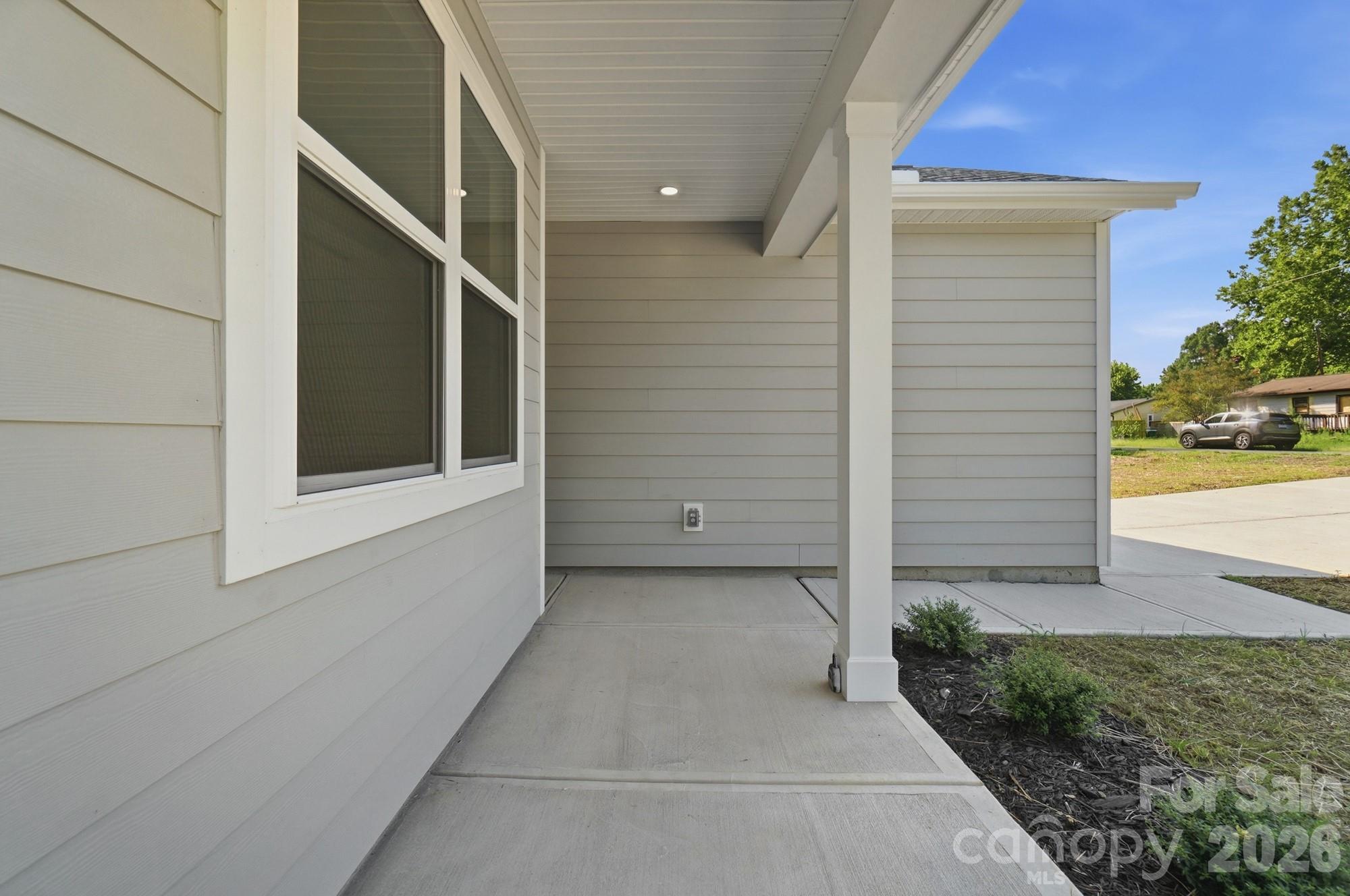 Single Family Residence at 13911 Stillwood Place, Matthews, photo 4 of 24