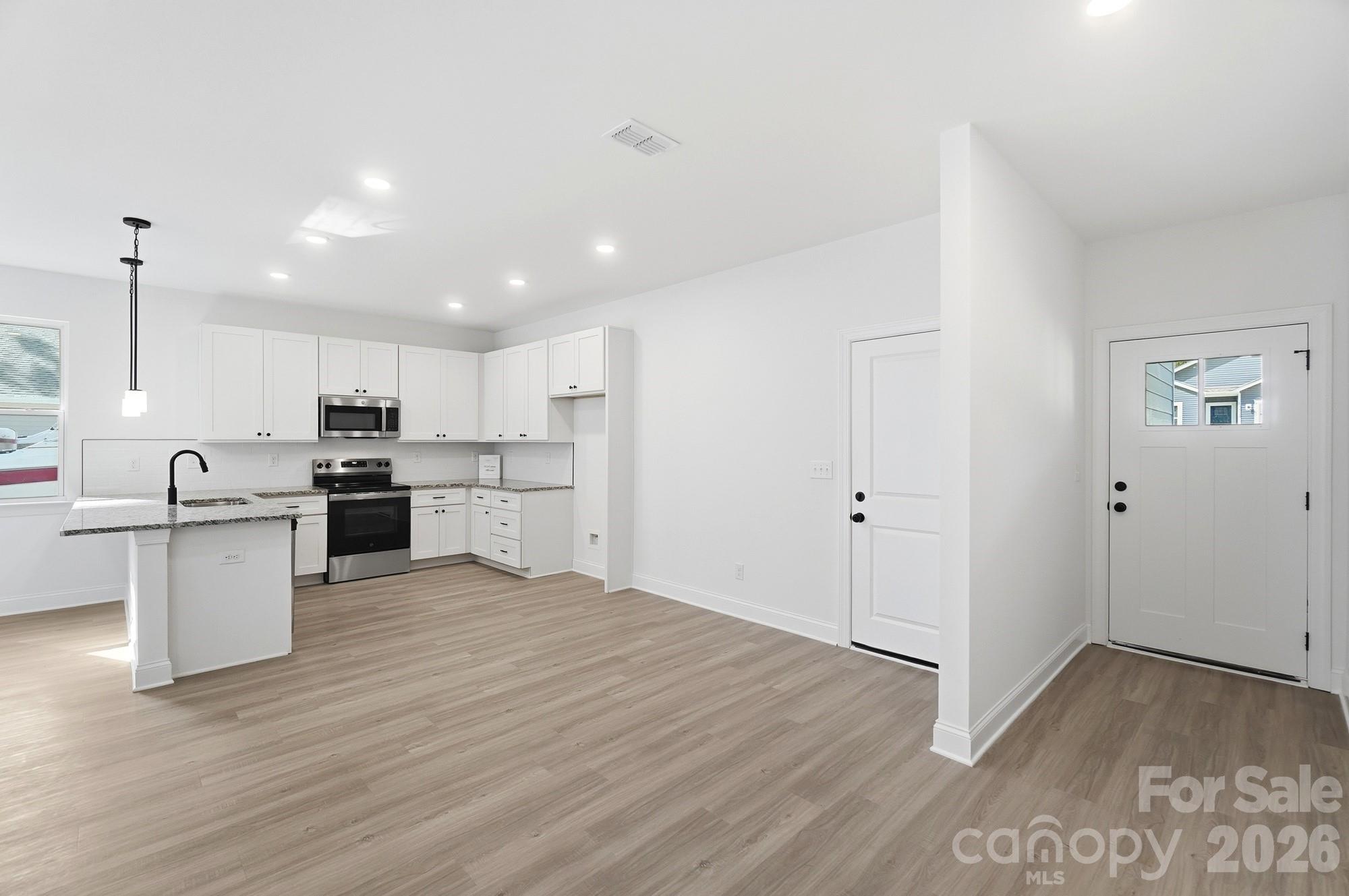 Single Family Residence at 13911 Stillwood Place, Matthews, photo 5 of 24