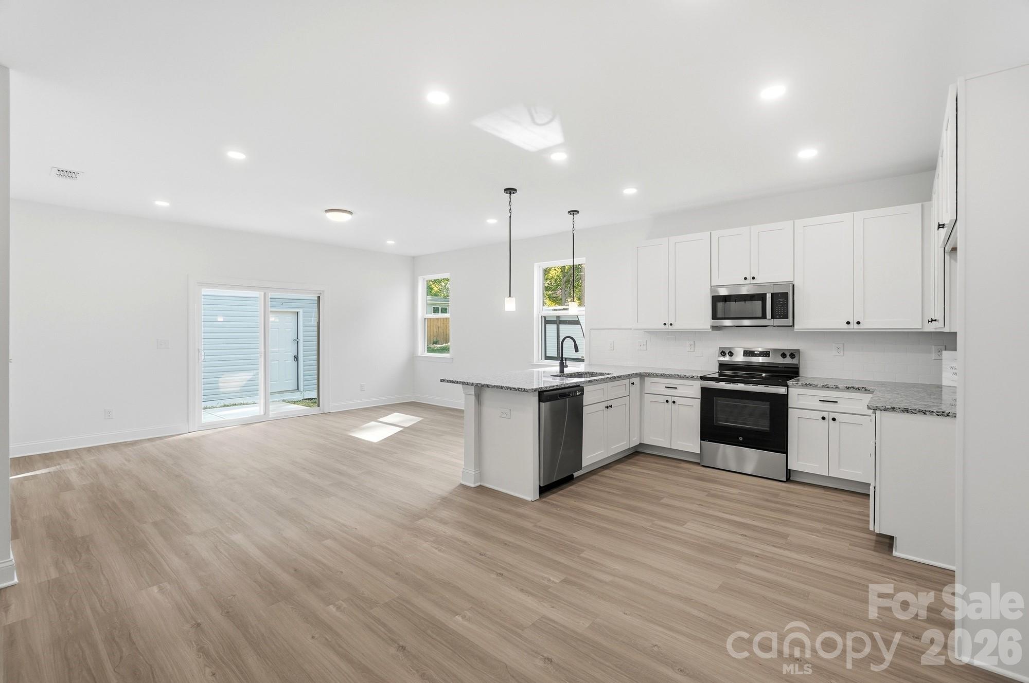 Single Family Residence at 13911 Stillwood Place, Matthews, photo 6 of 24