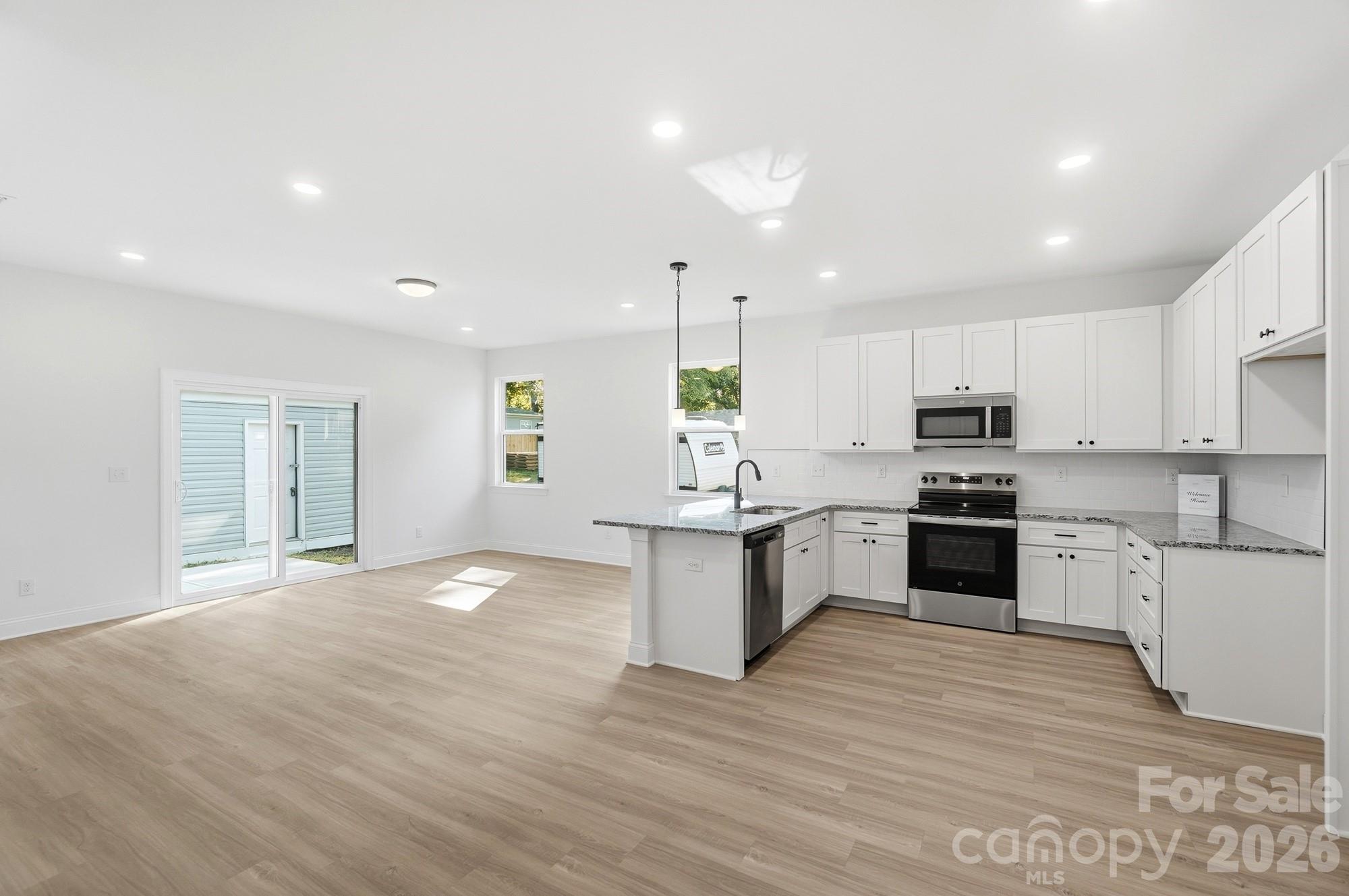Single Family Residence at 13911 Stillwood Place, Matthews, photo 7 of 24
