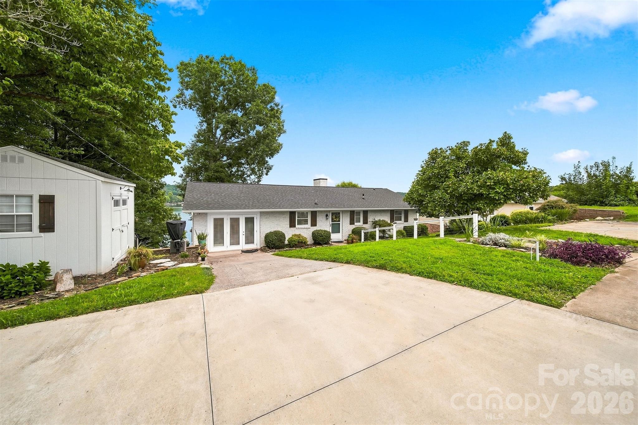 Front side - 220 Lakeshore Lane, Taylorsville