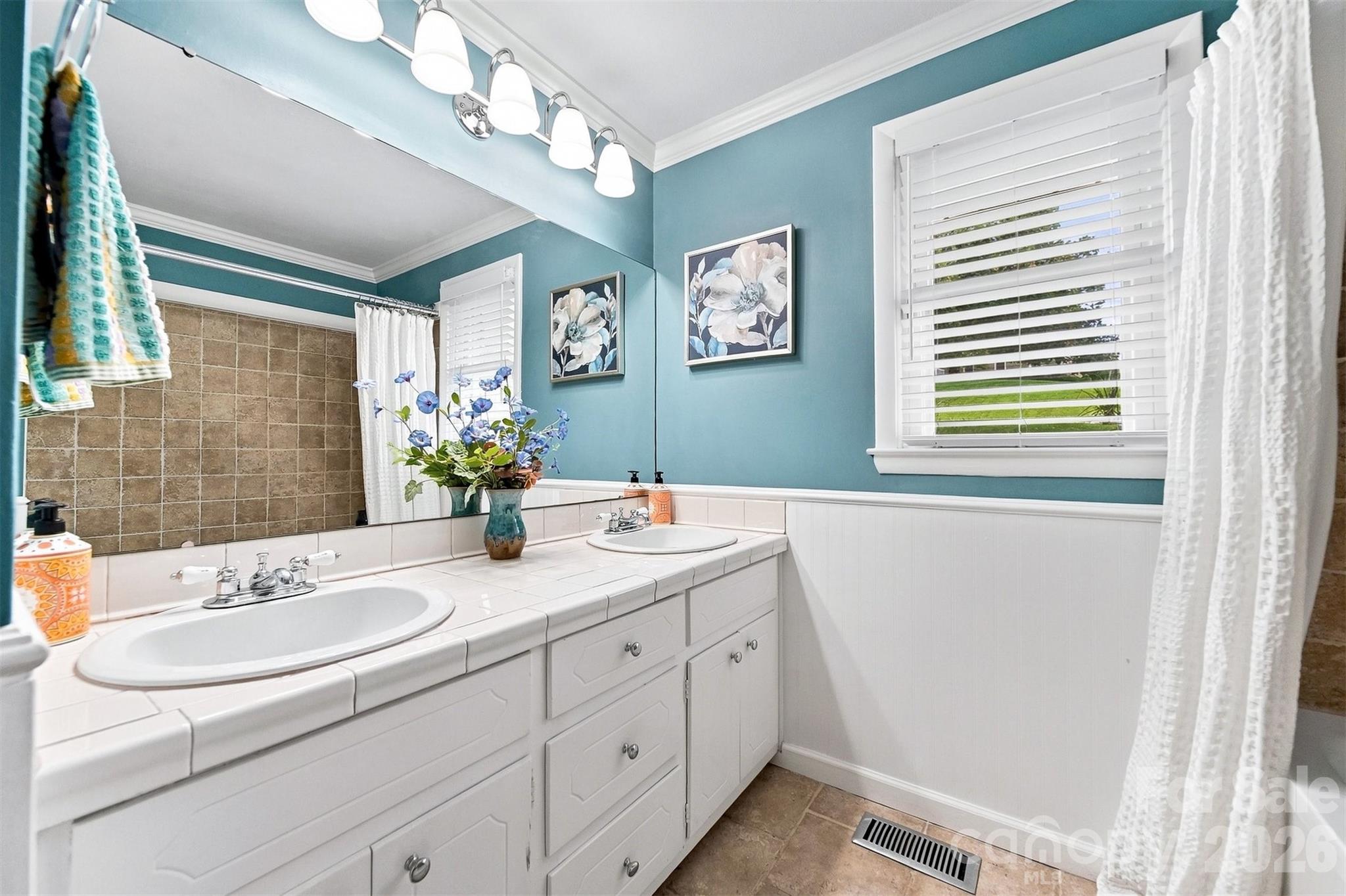 Full Bath on Main - 220 Lakeshore Lane, Taylorsville