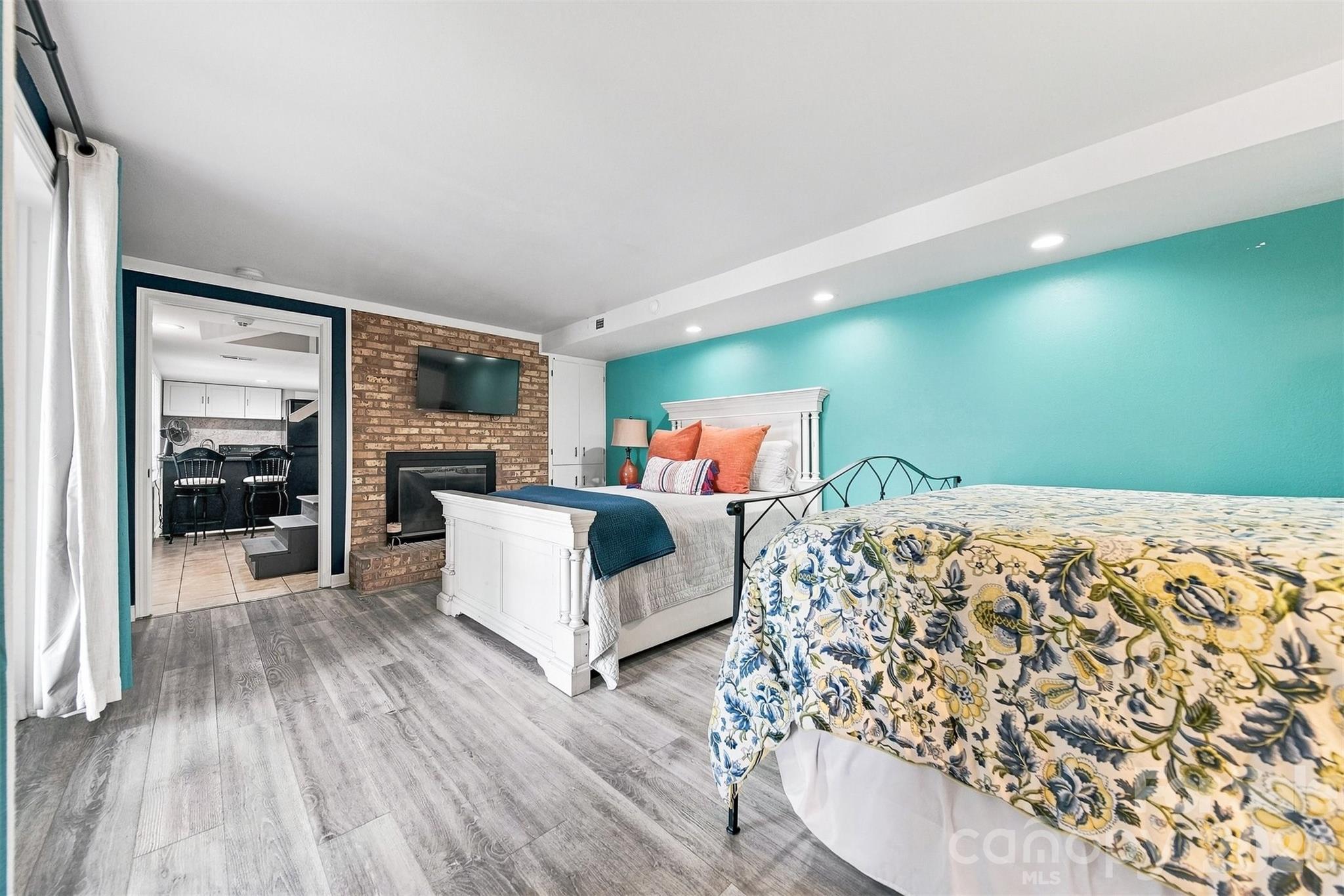 Flex area 2 - 220 Lakeshore Lane, Taylorsville