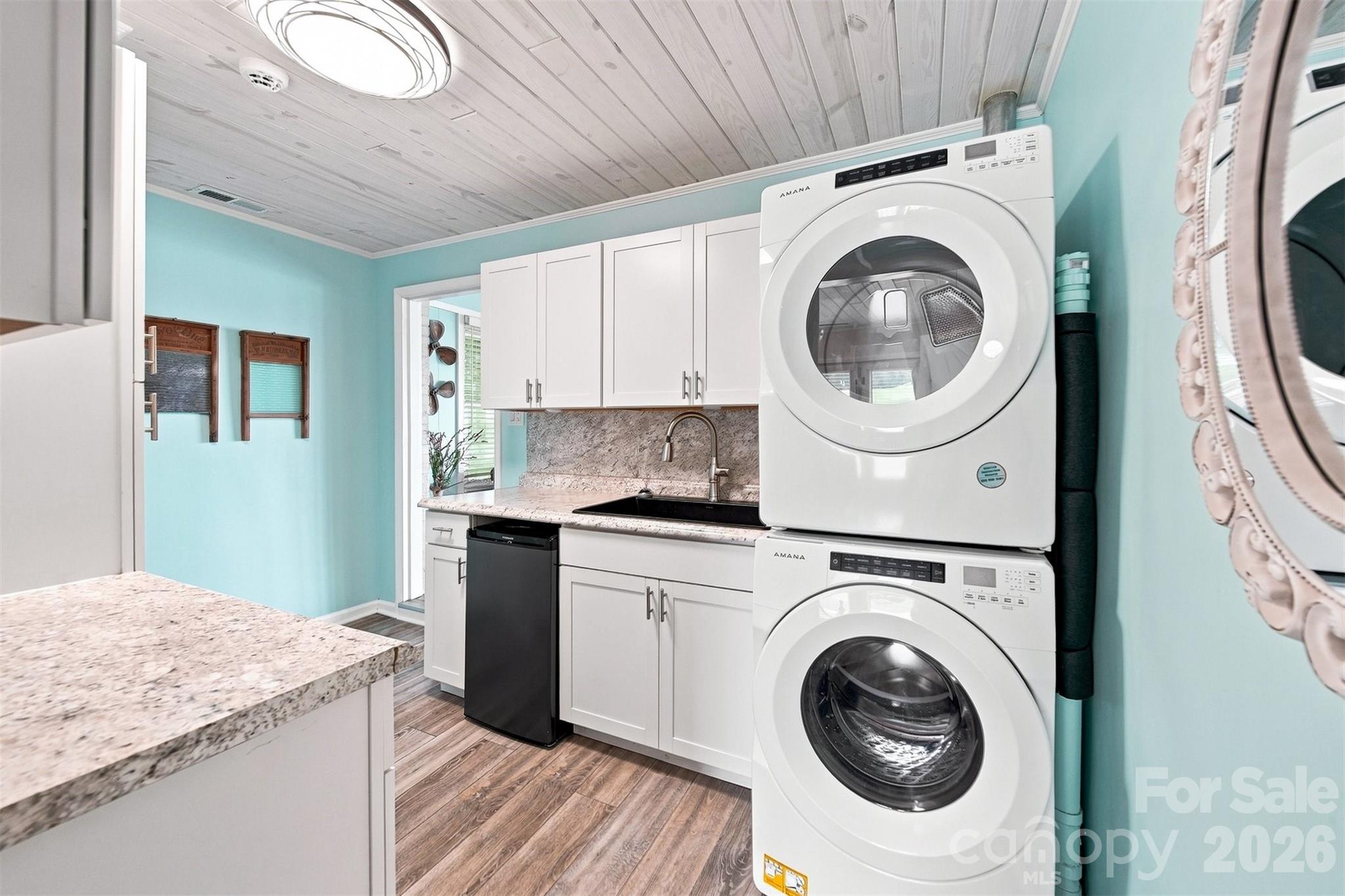Laundry on Main - 220 Lakeshore Lane, Taylorsville