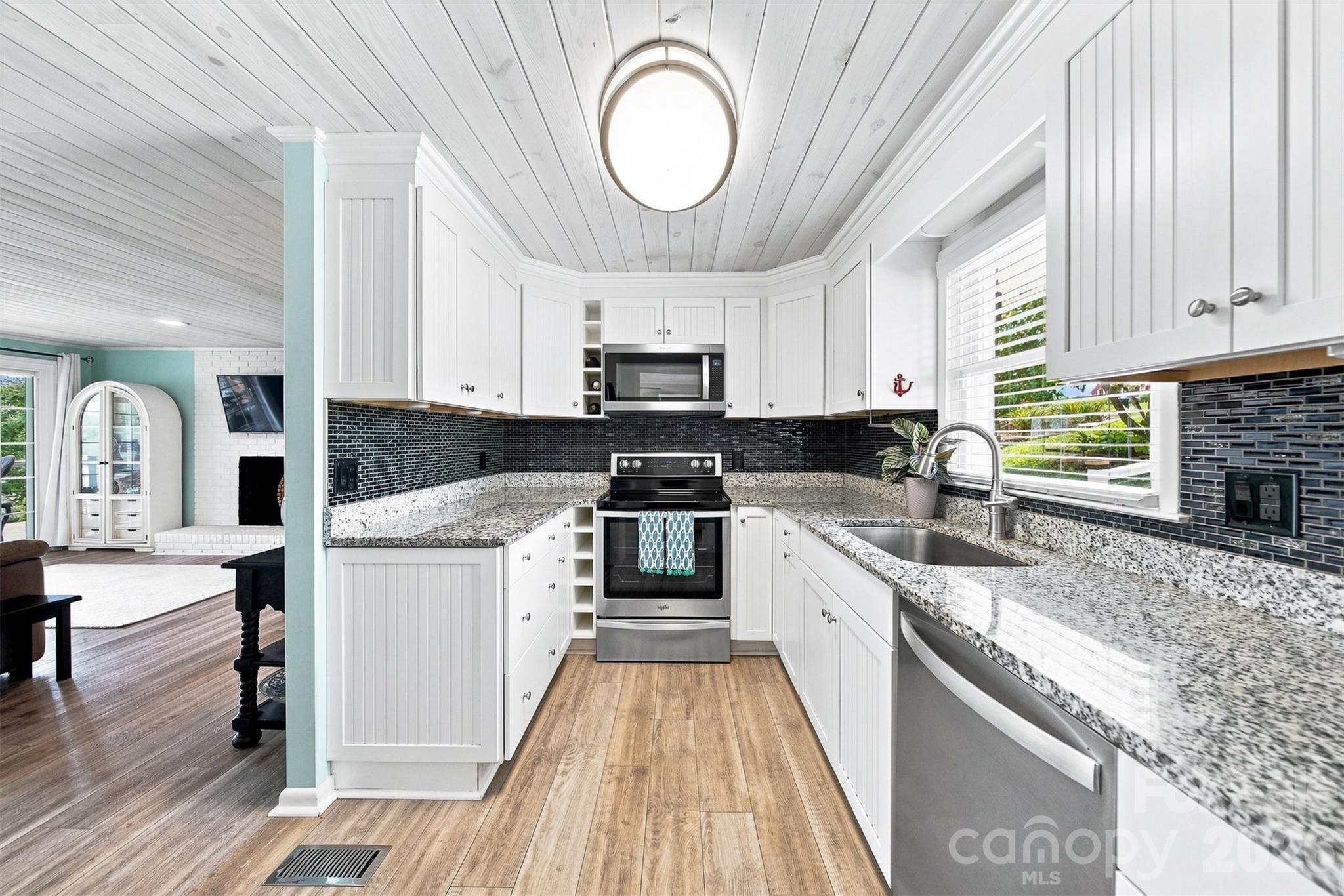 KItchen Main2 - 220 Lakeshore Lane, Taylorsville